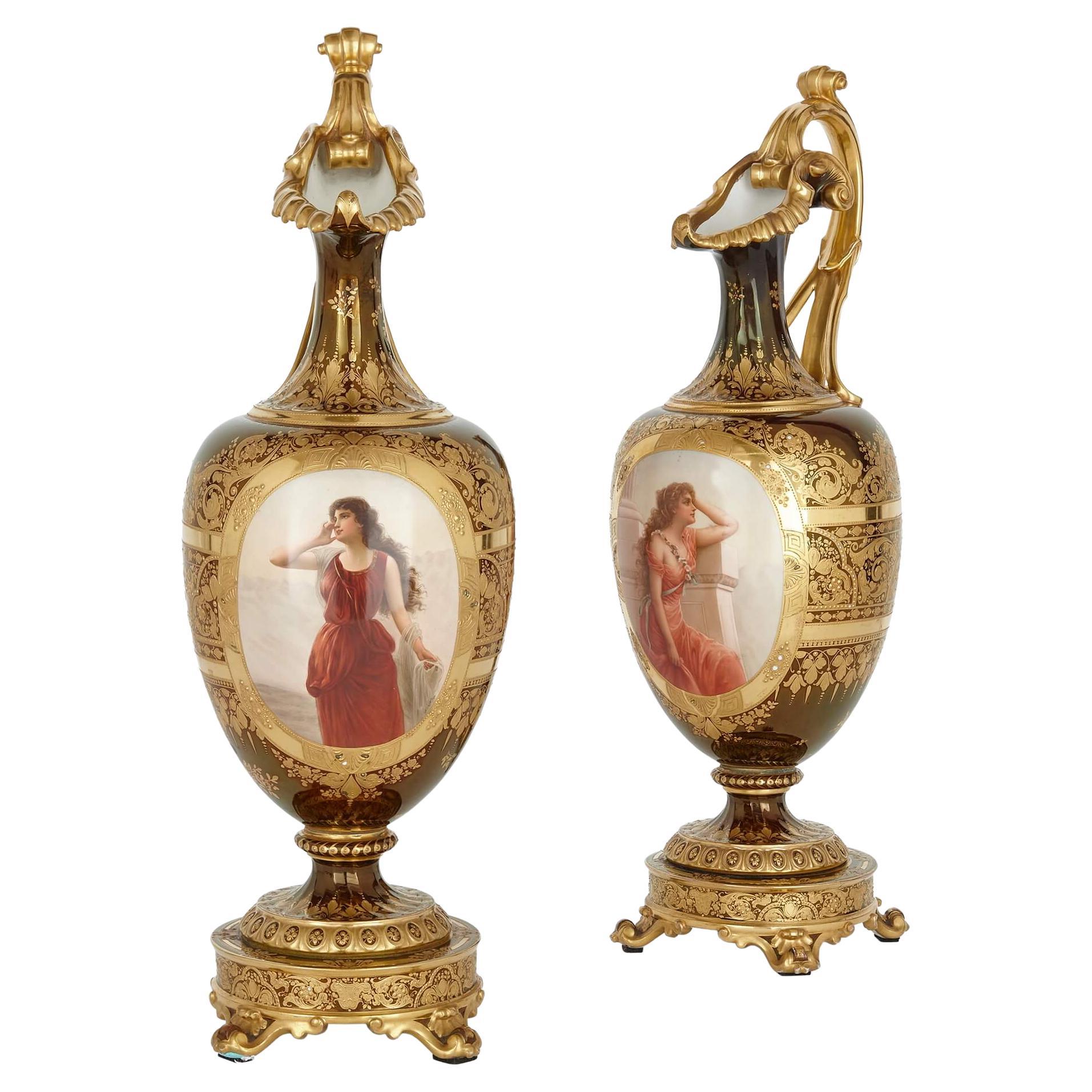 Pareja de grandes escudillas de Royal Vienna Porcelain doradas y pintadas