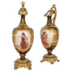 Coppia di grandi caffettiere in porcellana dorata e dipinta di Royal Vienna Porcelain