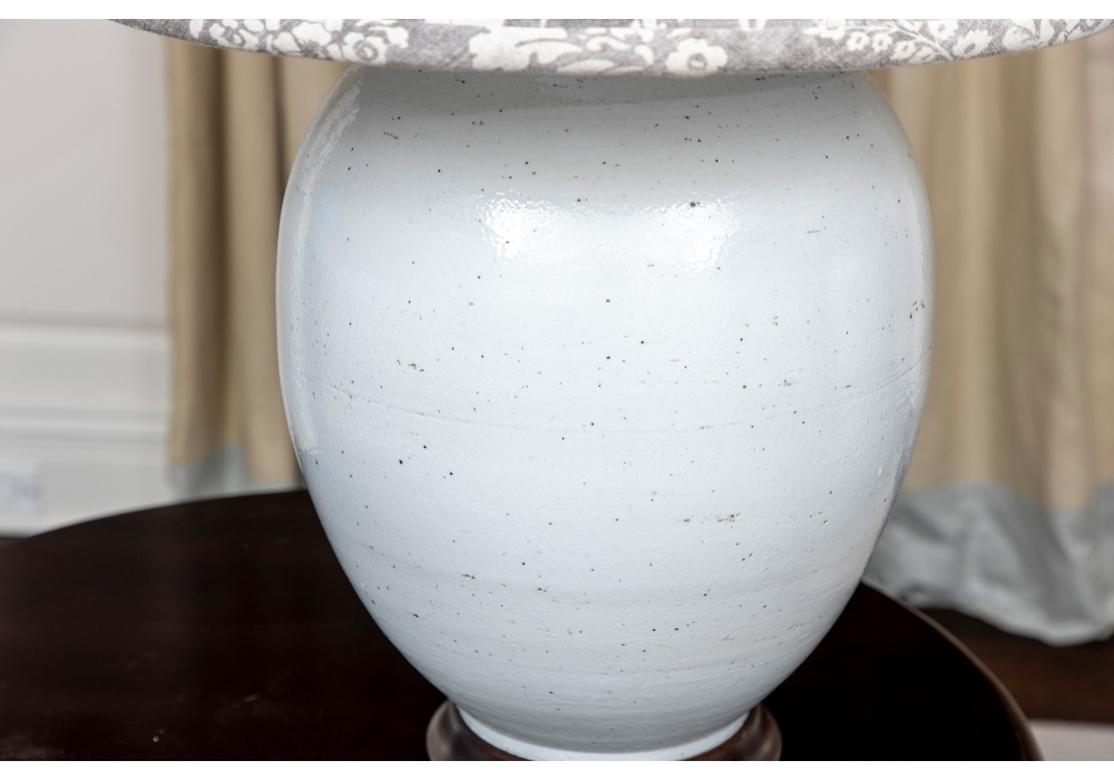 Großformatige glasierte Keramik-Tischlampen in Krugform, Paar (Ming-Dynastie) im Angebot