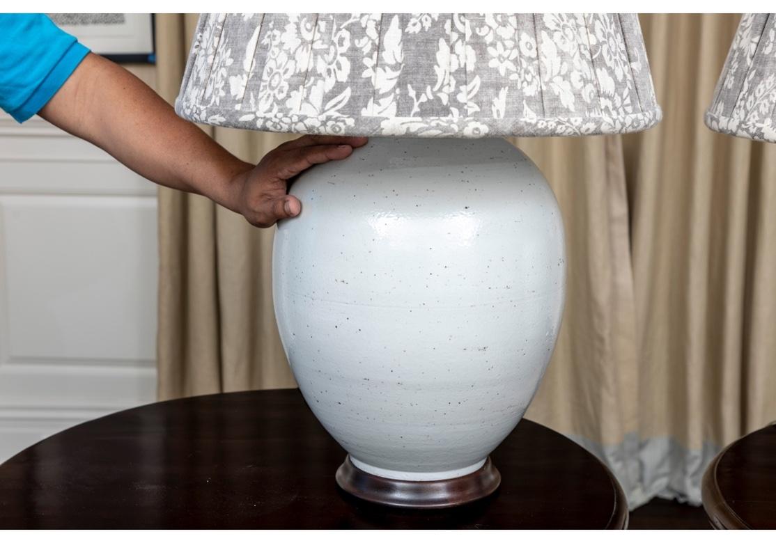 Großformatige glasierte Keramik-Tischlampen in Krugform, Paar im Zustand „Gut“ im Angebot in Bridgeport, CT