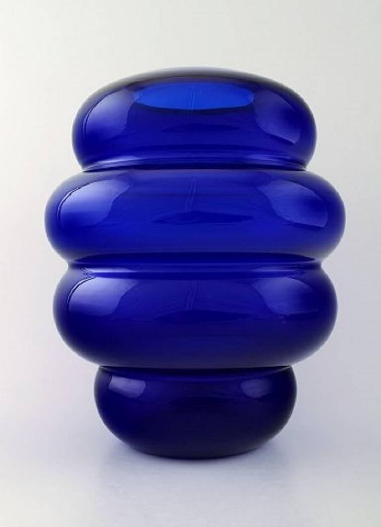 A pair of large Swedish art glass vases, modern Swedish design, 1950s-1960s.
Measures: 22 cm. x 18 cm.
In perfect condition.
Unstamped.