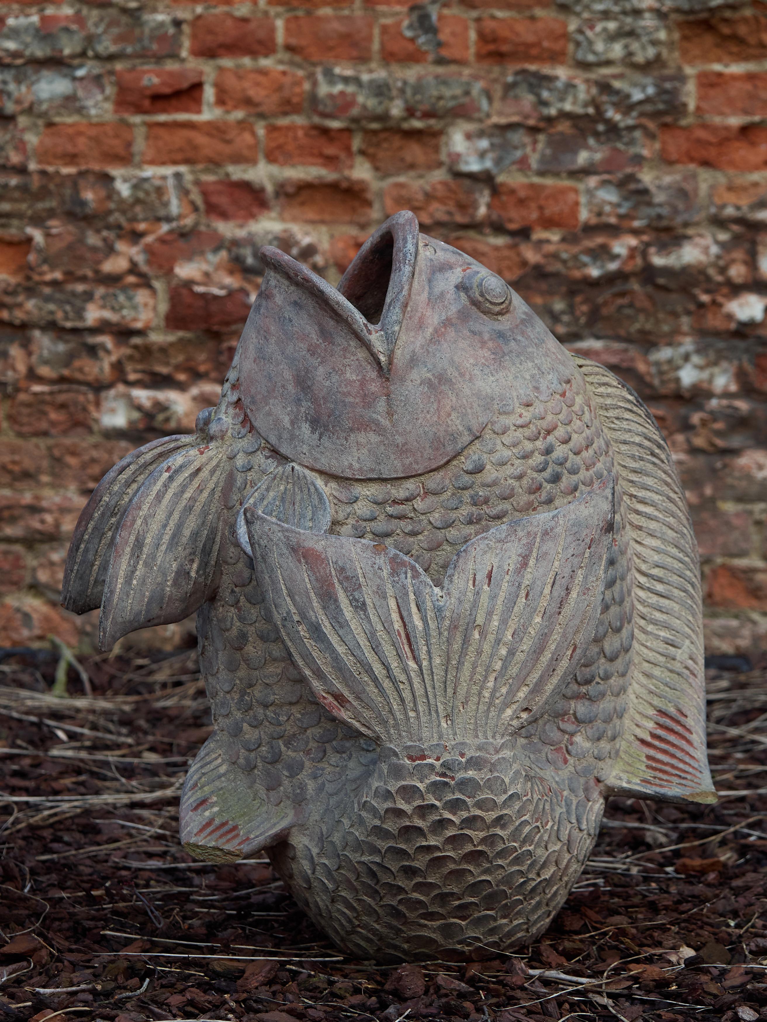 Paire de grandes sculptures de jardin en terre cuite représentant des poissons koï 2