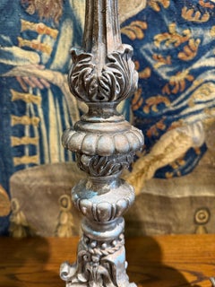 Ein Paar große, verzierte, versilberte Kerzenleuchter im Barockstil aus der Vergangenheit
