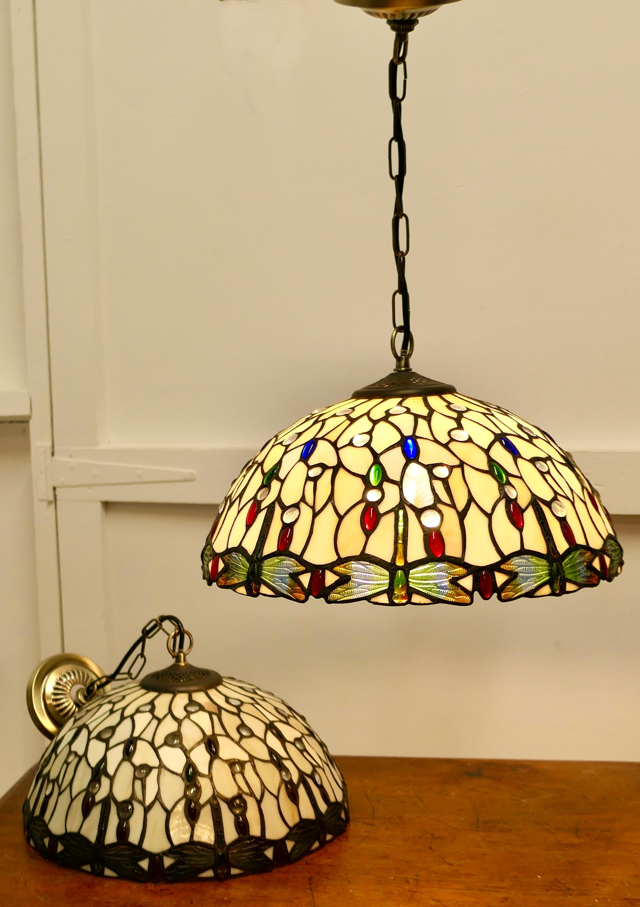 Ein Paar große Vintage Tiffany Style Lights Arts and Crafts Lampenschirme     (Glaskunst) im Angebot