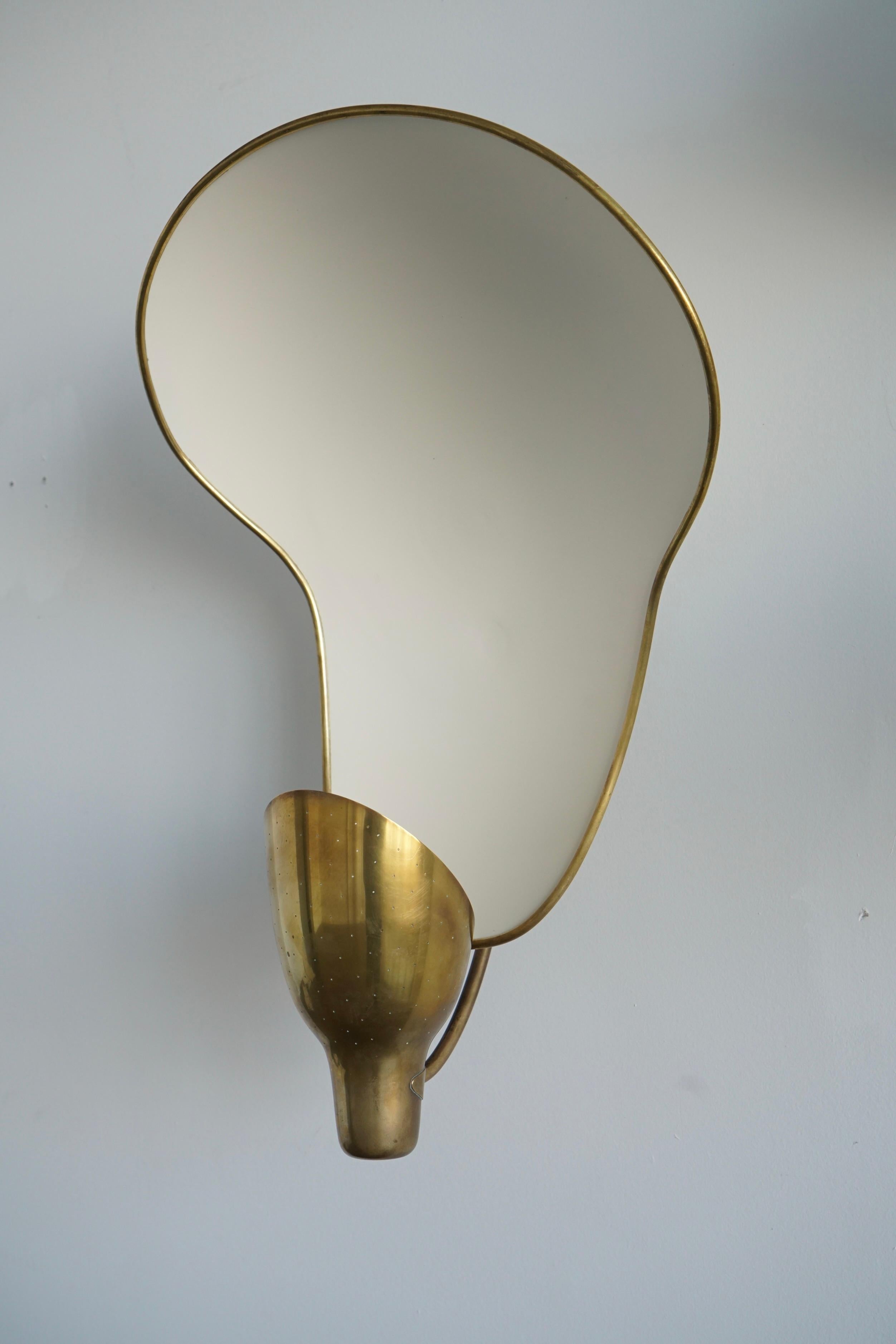 Un par de grandes apliques de Carl-Axel Acking Latón en venta