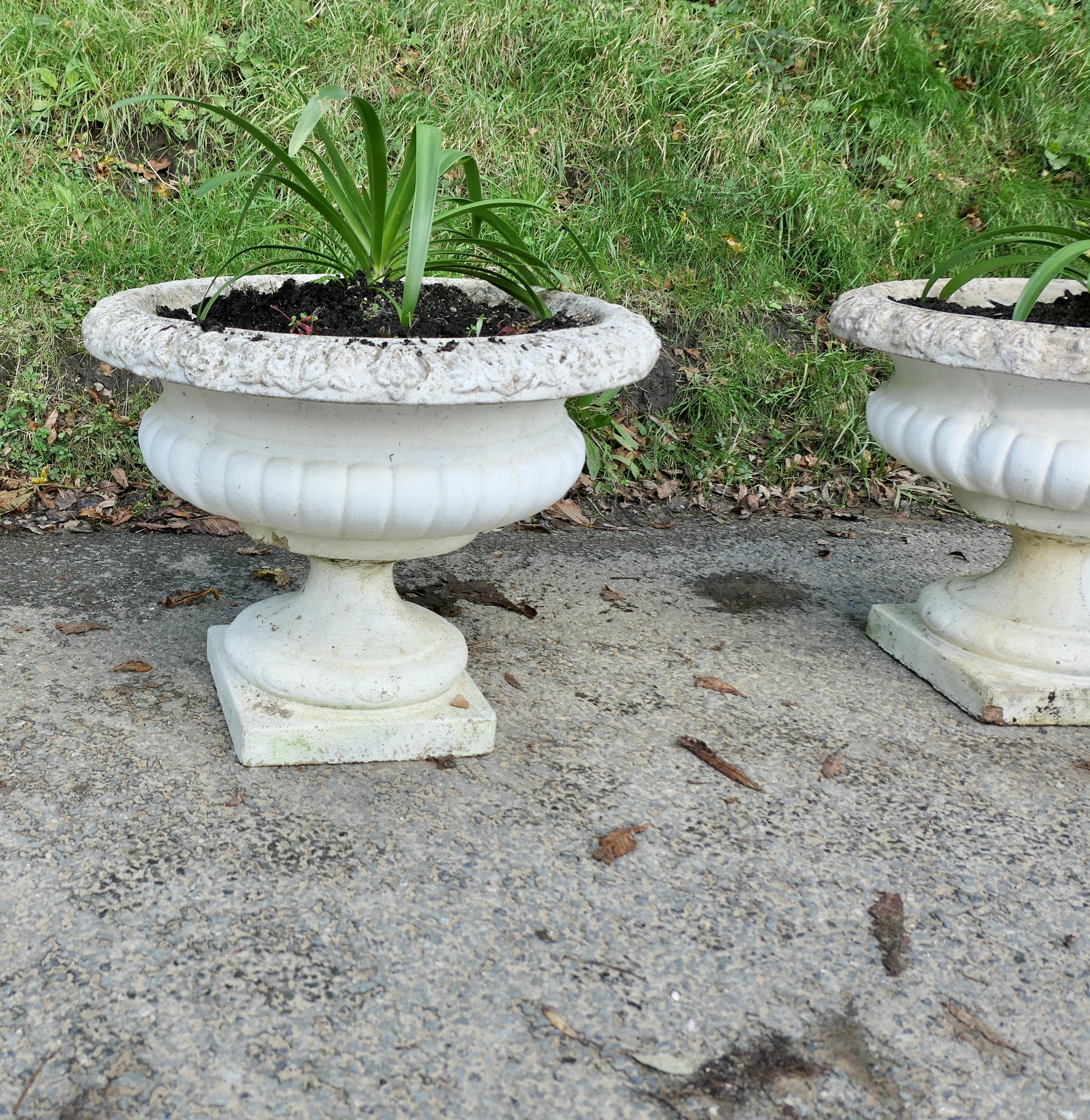 A Pair of Large Weathered Cast Stone Garden Planters In Good Condition For Sale In Godshill, Isle of Wight