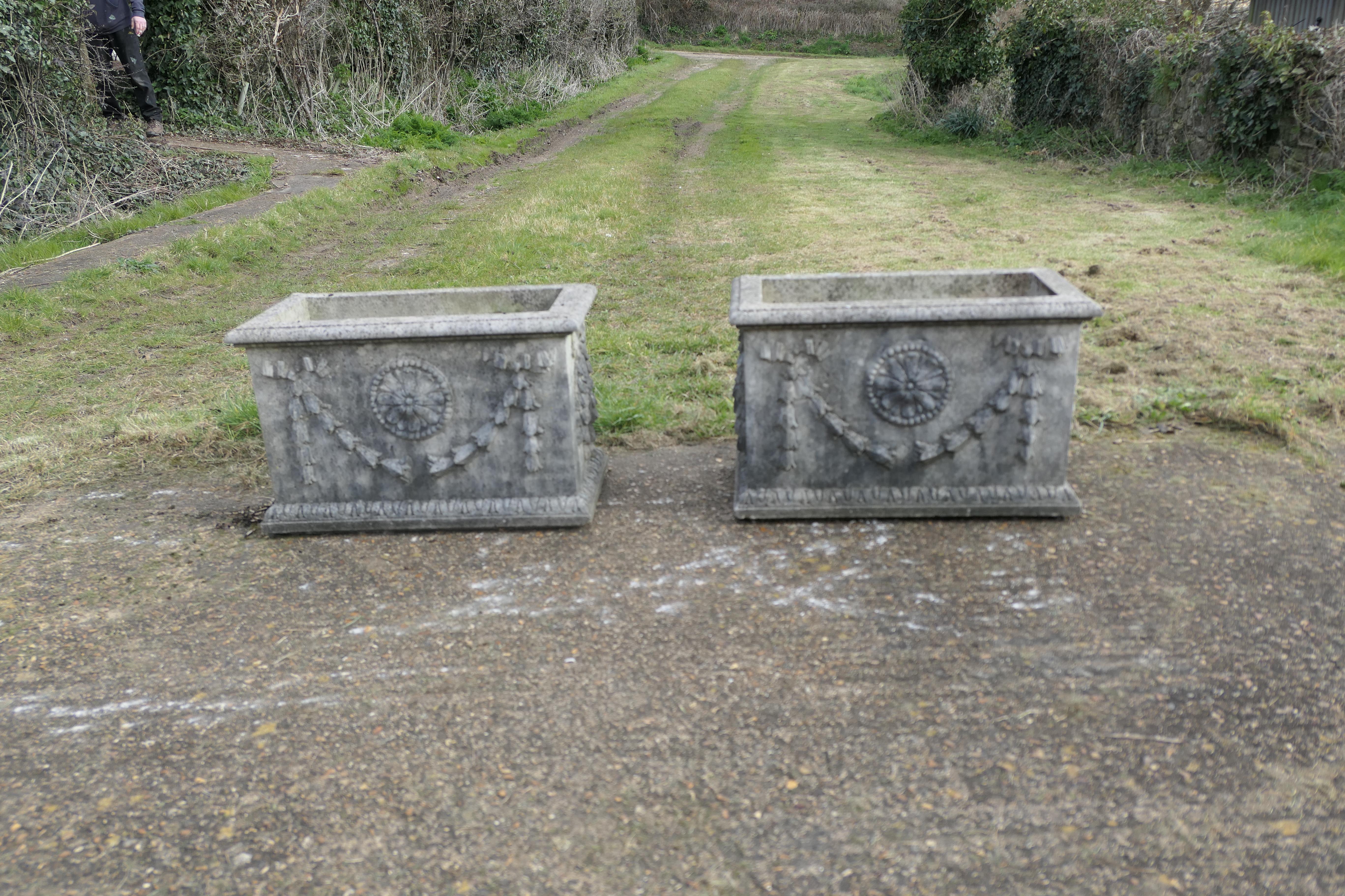 Pareja de grandes maceteros rectangulares decorativos envejecidos en Bueno estado para la venta en Godshill, Isle of Wight