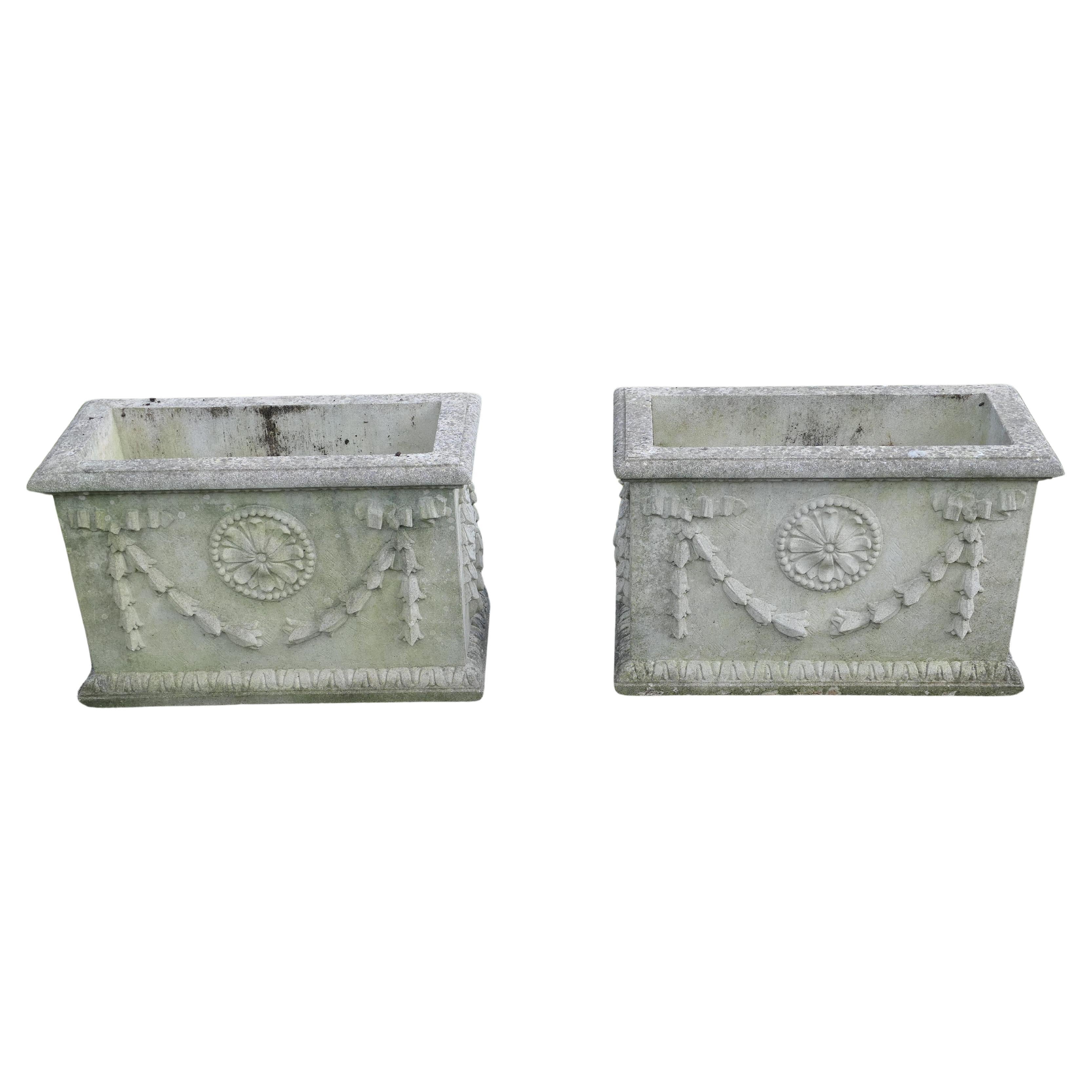 Paire de grandes jardinières décoratives rectangulaires vieillies