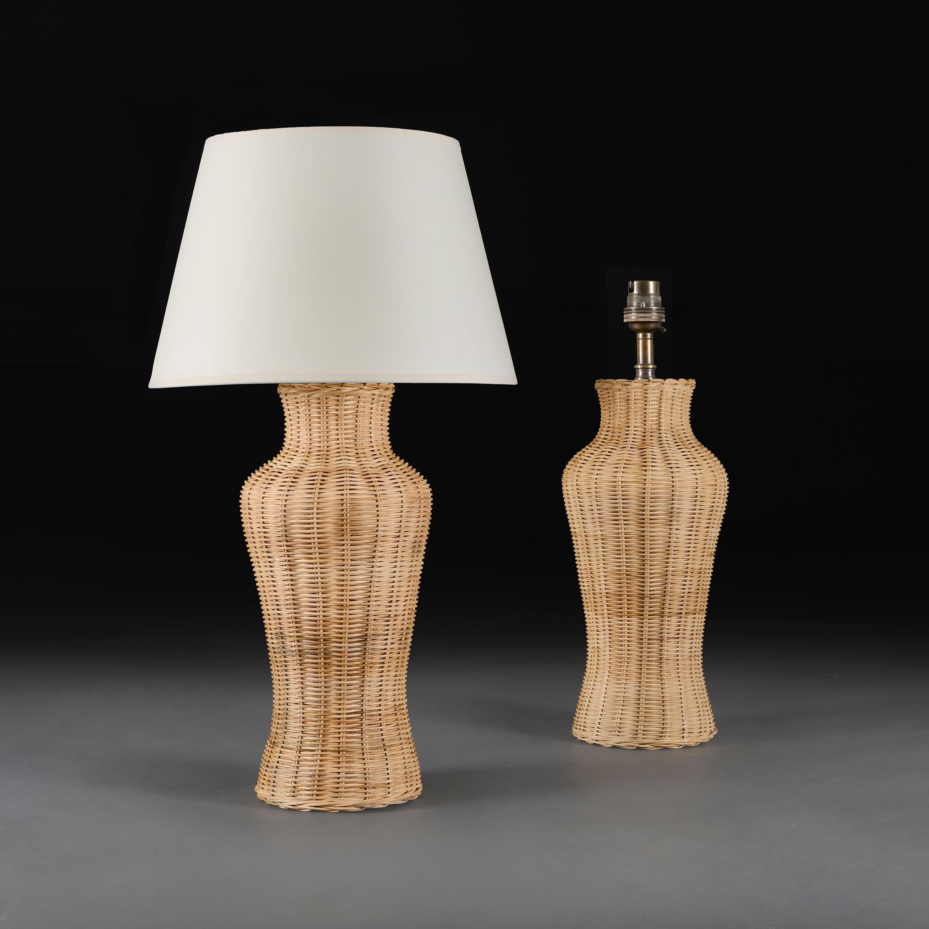 Moderne, édition limitée.

Paire de lampes en rotin tressé de grande taille, de forme balustre. 

Hauteur 51.00cm
Diamètre de la base 20.00cm

Veuillez noter :

Abat-jour non inclus. Lampes photographiées avec un abat-jour Pembroke en carton crème