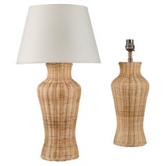 Ein Paar große Balusterlampen aus geflochtenem Rattan