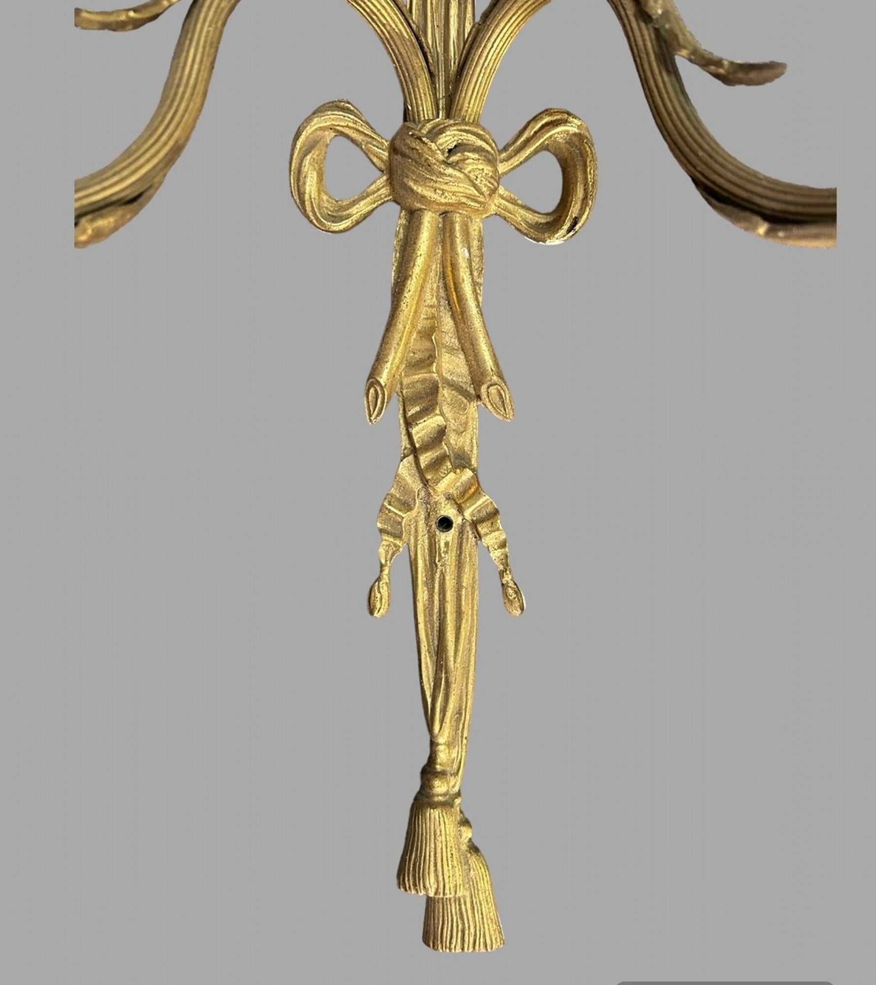 Britannique Paire de grandes lampes murales dorées à deux lumières de style français en vente