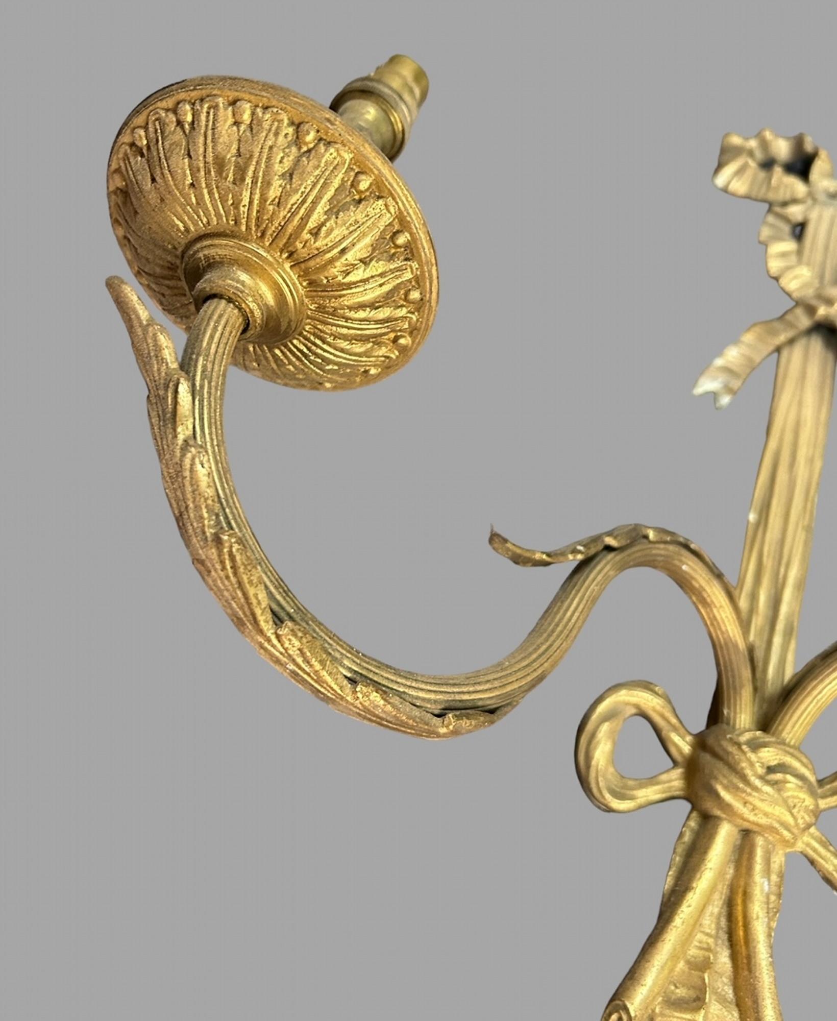 Fin du XIXe siècle Paire de grandes lampes murales dorées à deux lumières de style français en vente