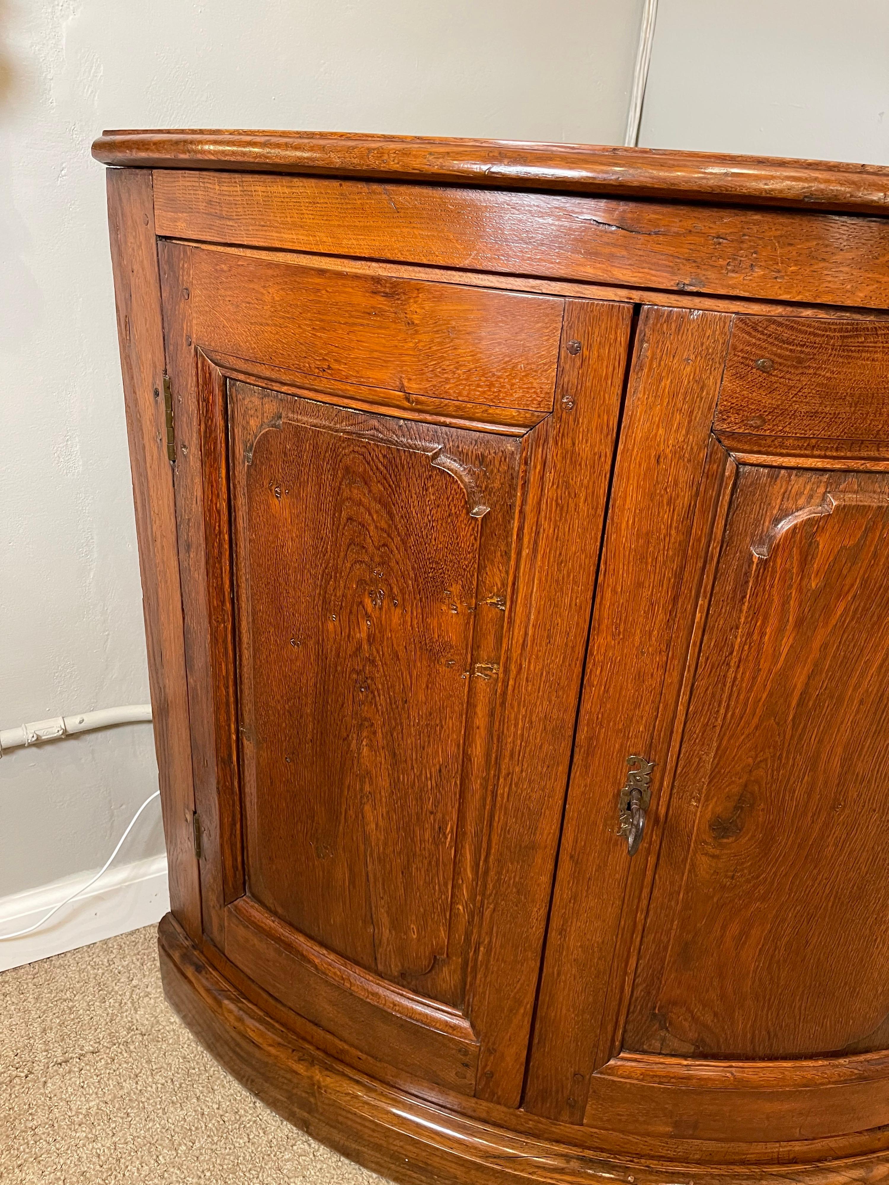 Pair of Late 17th Century Oak Corner Cabinets In Good Condition For Sale In New York, NY
