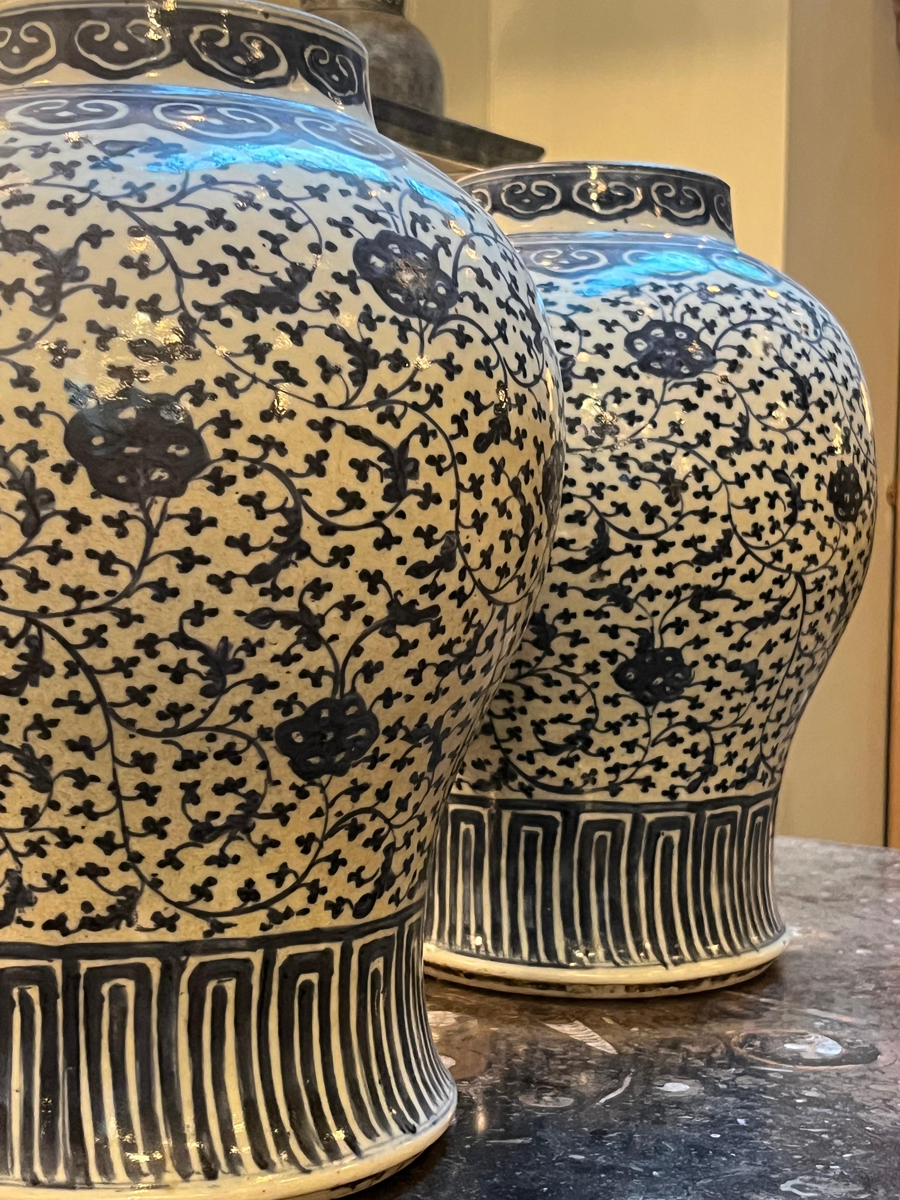 Ceramica Coppia di vasi blu e bianchi della fine del XVIII secolo, 1780 ca. in vendita