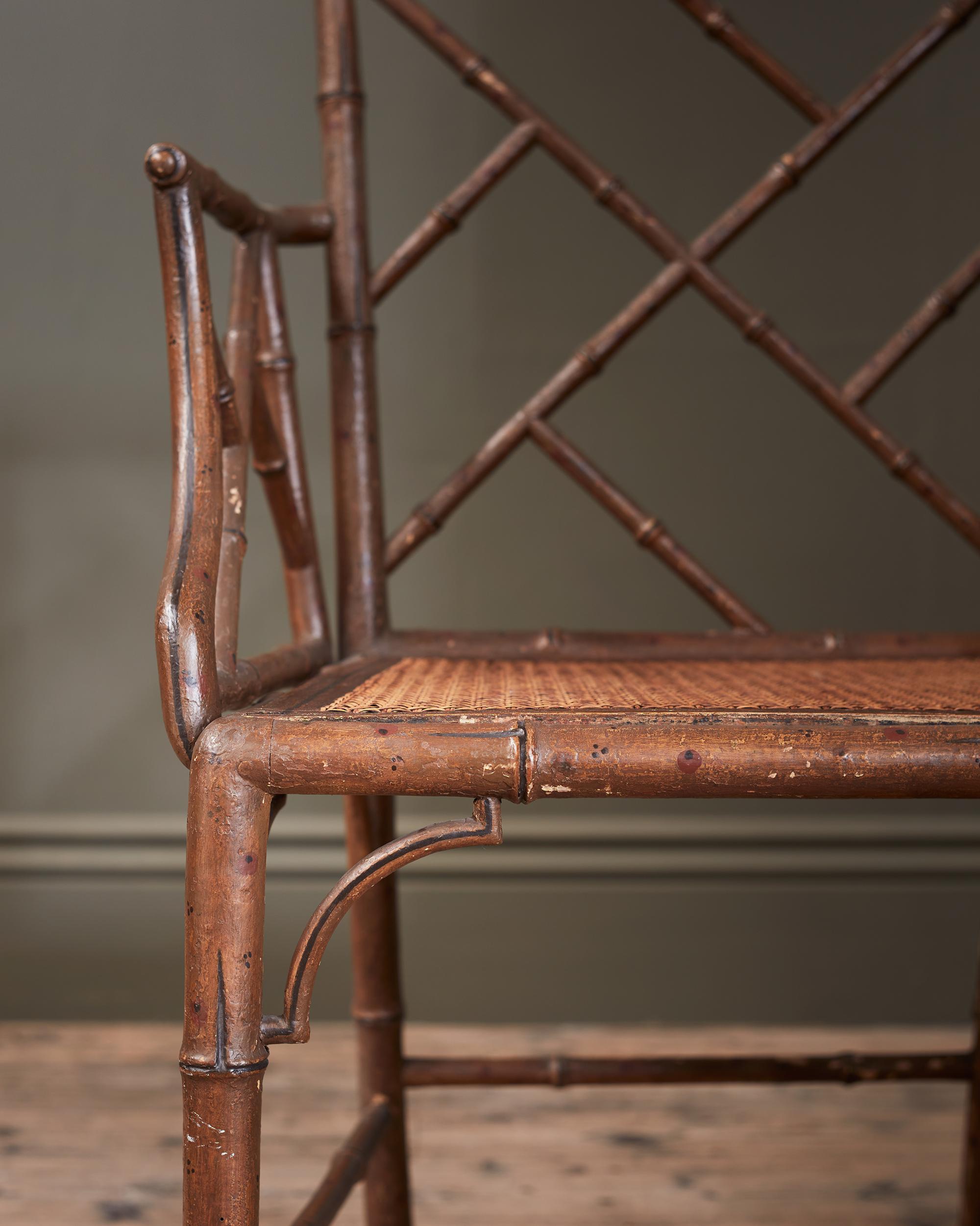 Vannerie Paire de fauteuils en faux bambou de la fin du XVIIIe siècle, avec des sièges en cannelure en forme de goutte d'eau en vente