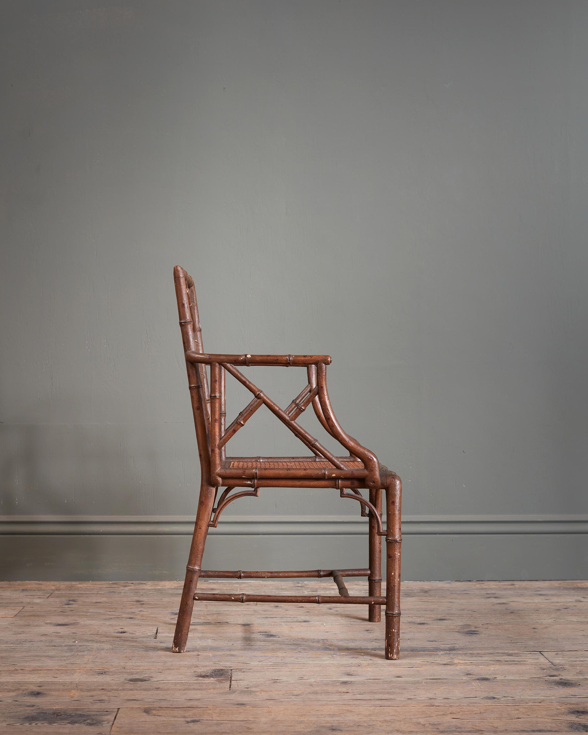 Paire de fauteuils en faux bambou de la fin du XVIIIe siècle, avec des sièges en cannelure en forme de goutte d'eau Bon état - En vente à London, GB