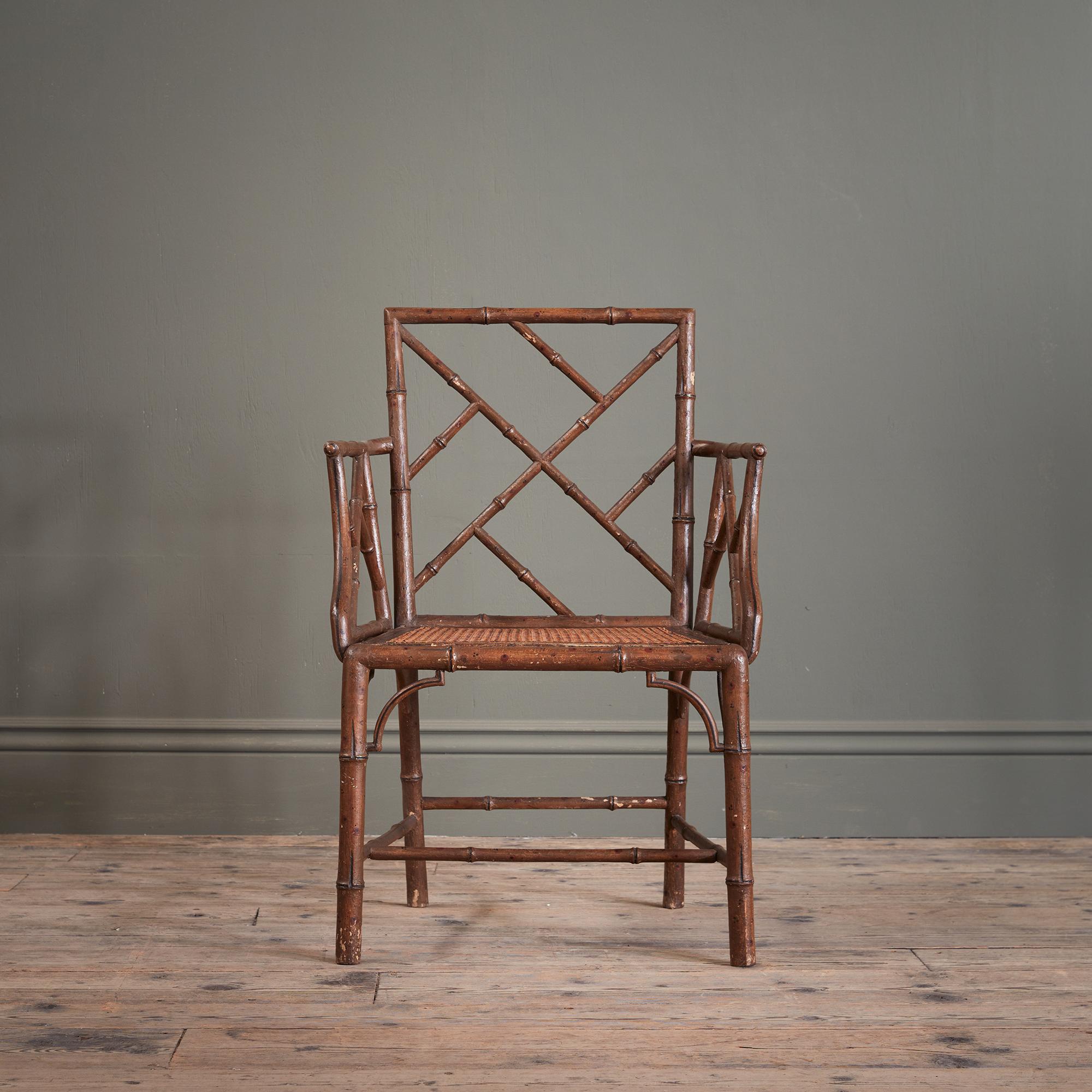 Imitation bambou Paire de fauteuils en faux bambou de la fin du XVIIIe siècle, avec des sièges en cannelure en forme de goutte d'eau en vente