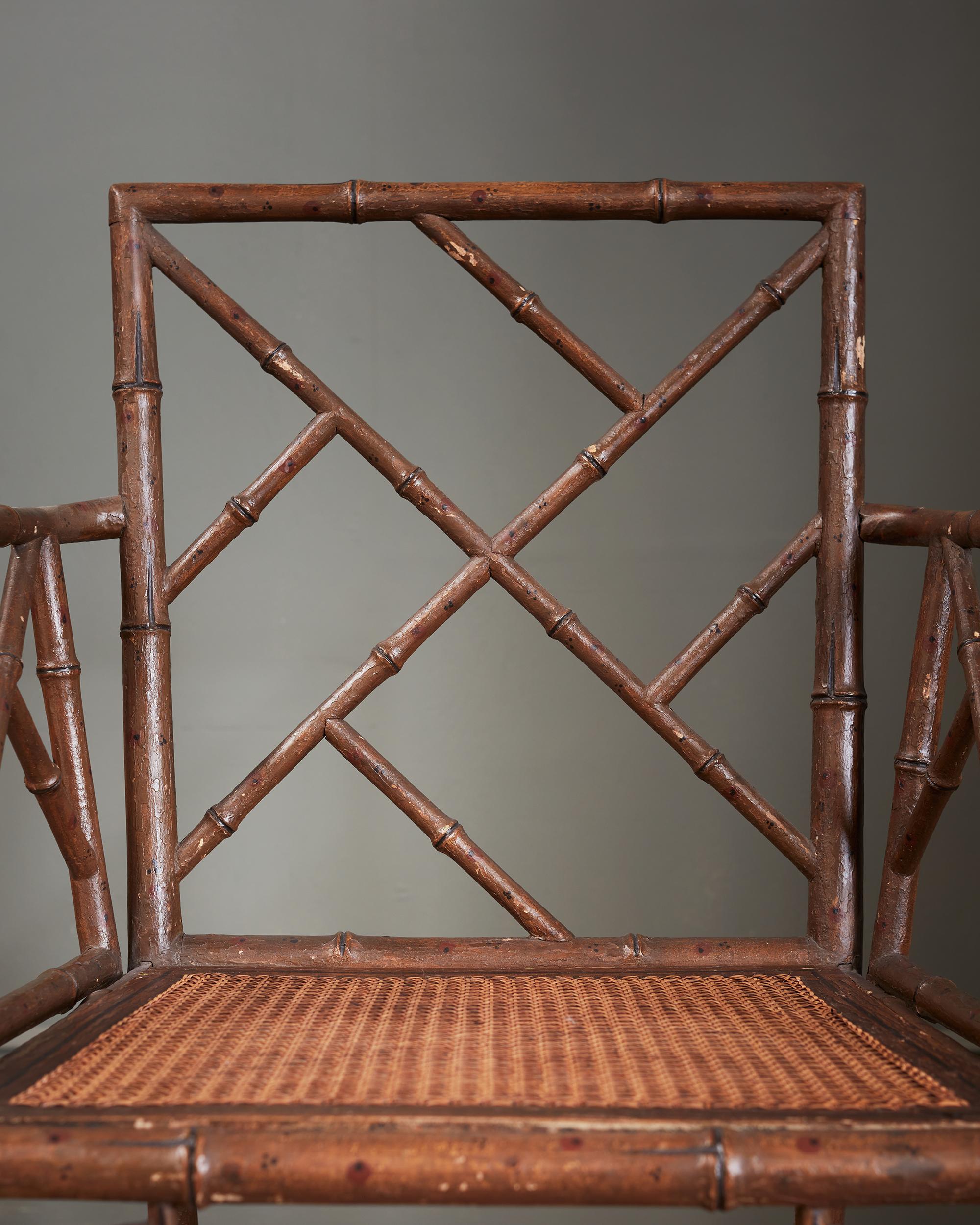 Paire de fauteuils en faux bambou de la fin du XVIIIe siècle, avec des sièges en cannelure en forme de goutte d'eau en vente 1
