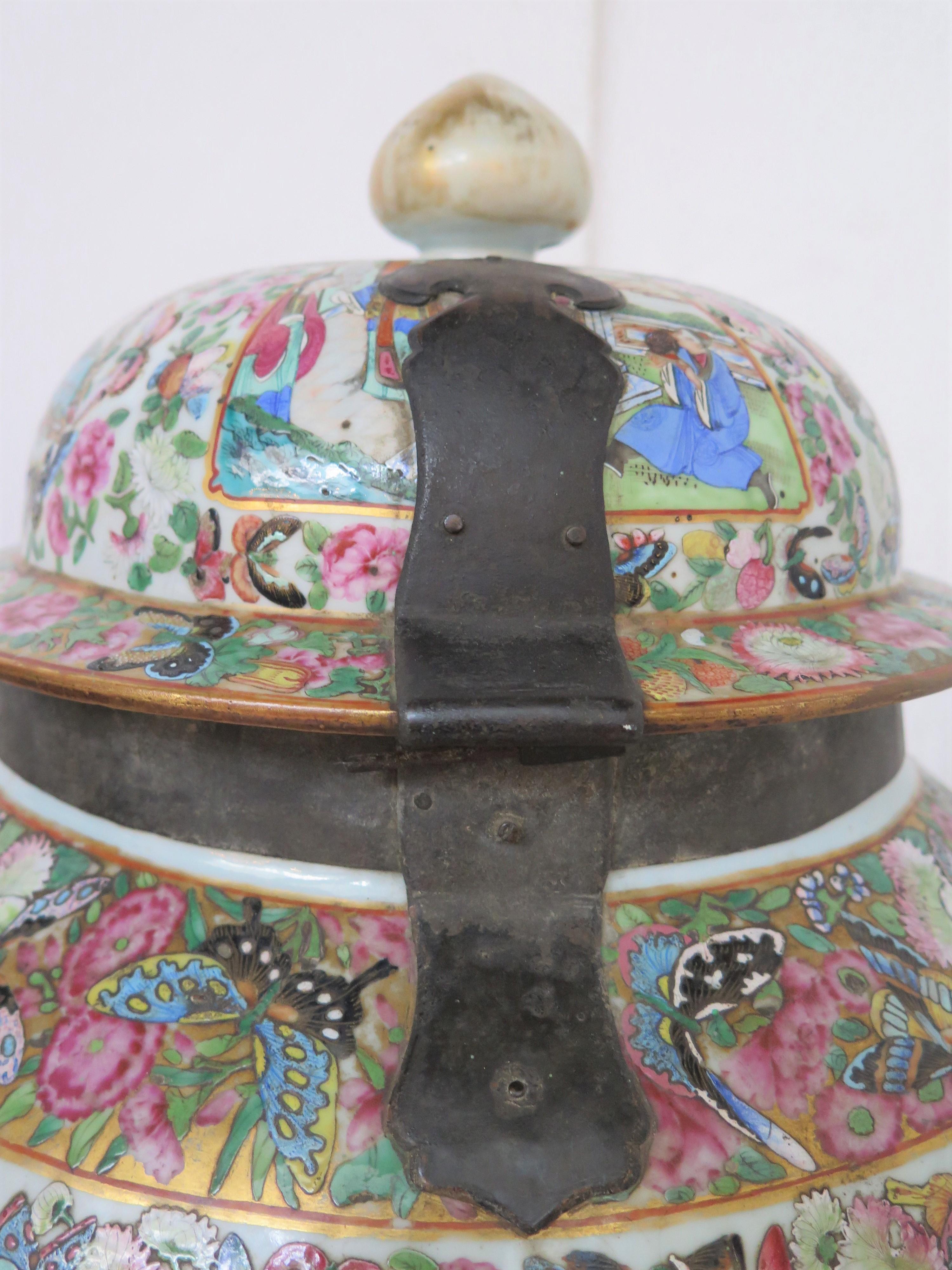 18th Century and Earlier A Pair of Late 18th-Early 19th Century Chinese Lidded Jars  For Sale