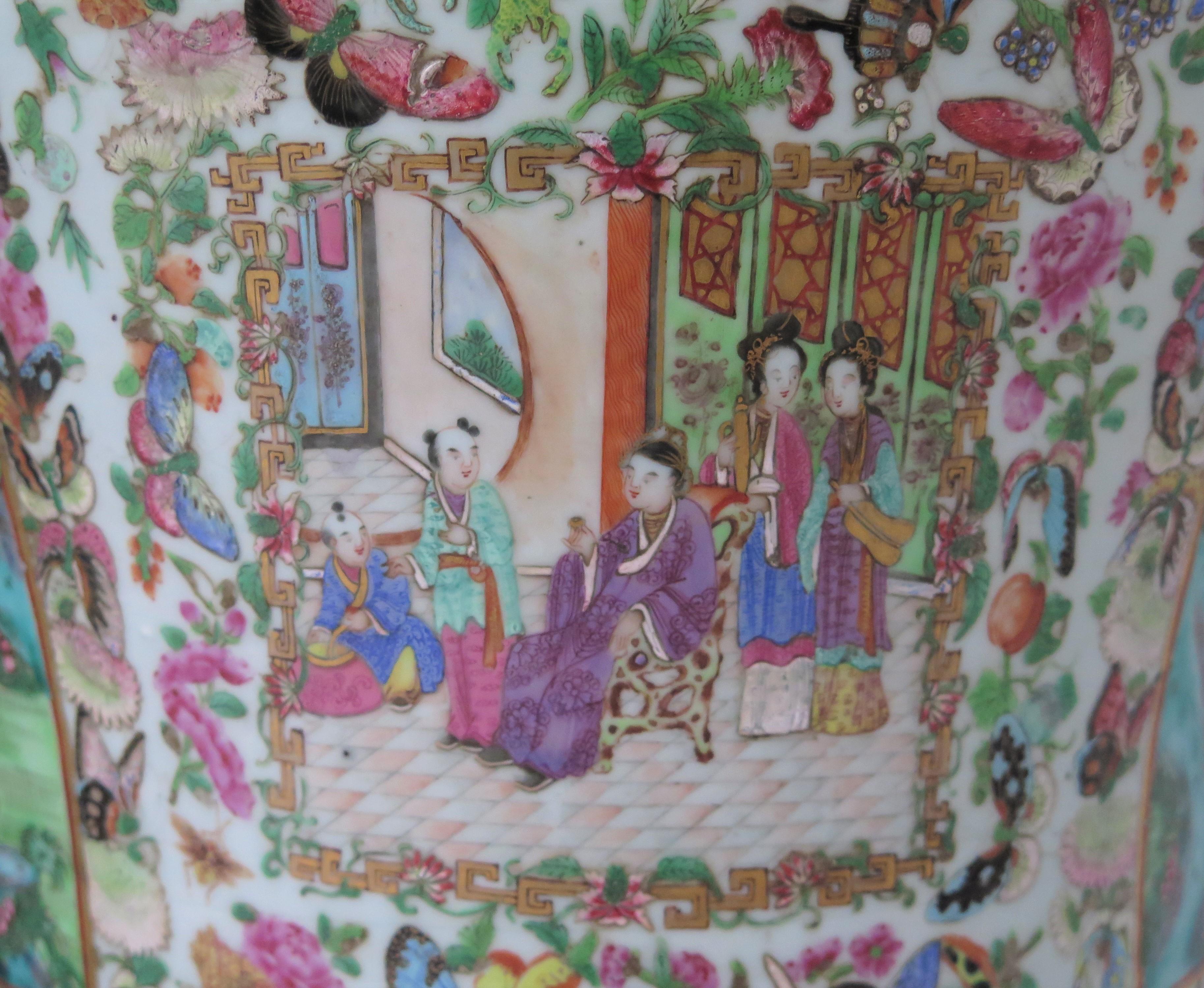 Paar chinesische Deckelgefäße mit Deckel aus dem späten 18. bis frühen 19. Jahrhundert  (Porzellan) im Angebot