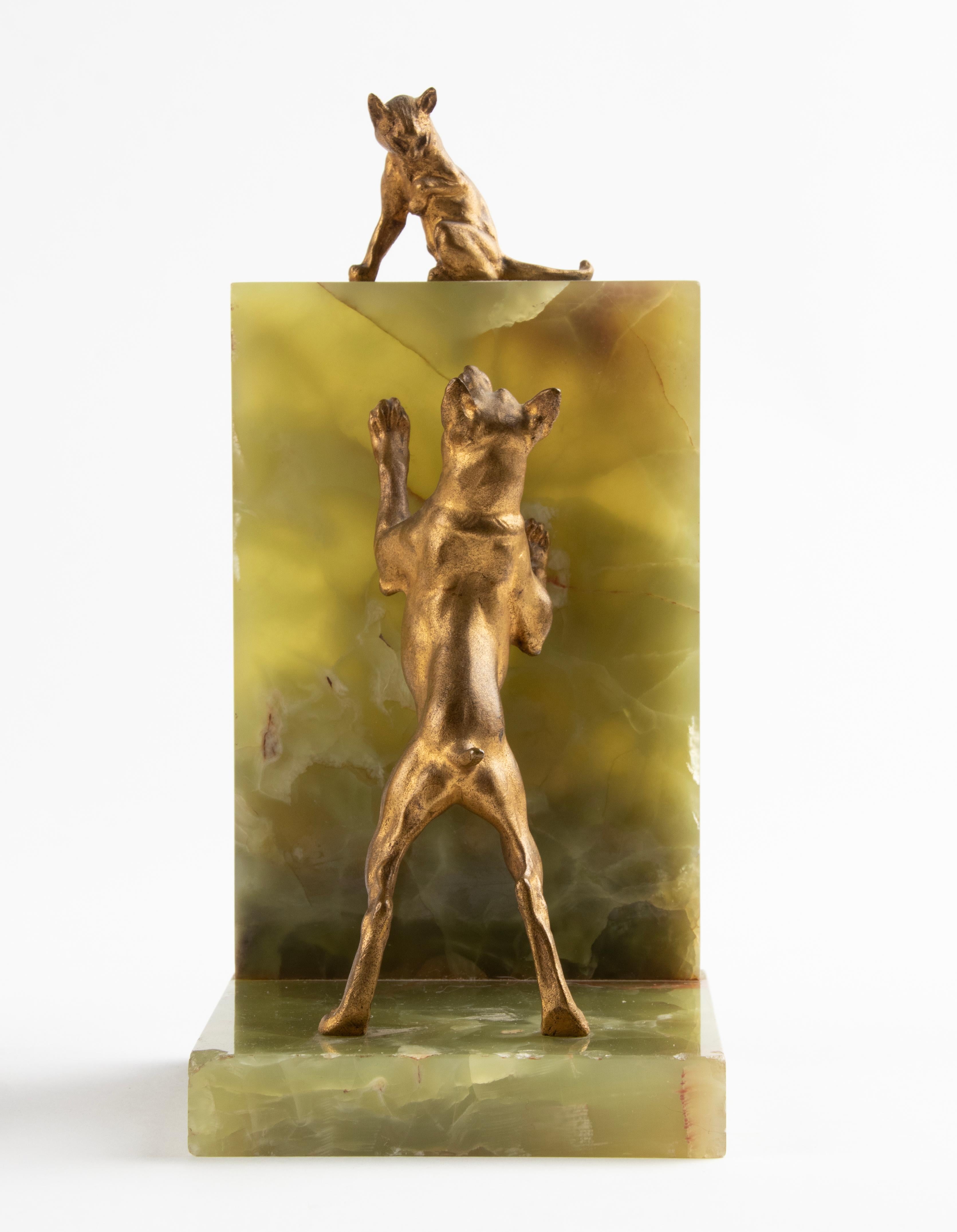 Pair of Late 19th Century Bookends with Bronze Dog and Cat by F. Barbedienne In Good Condition For Sale In Casteren, Noord-Brabant