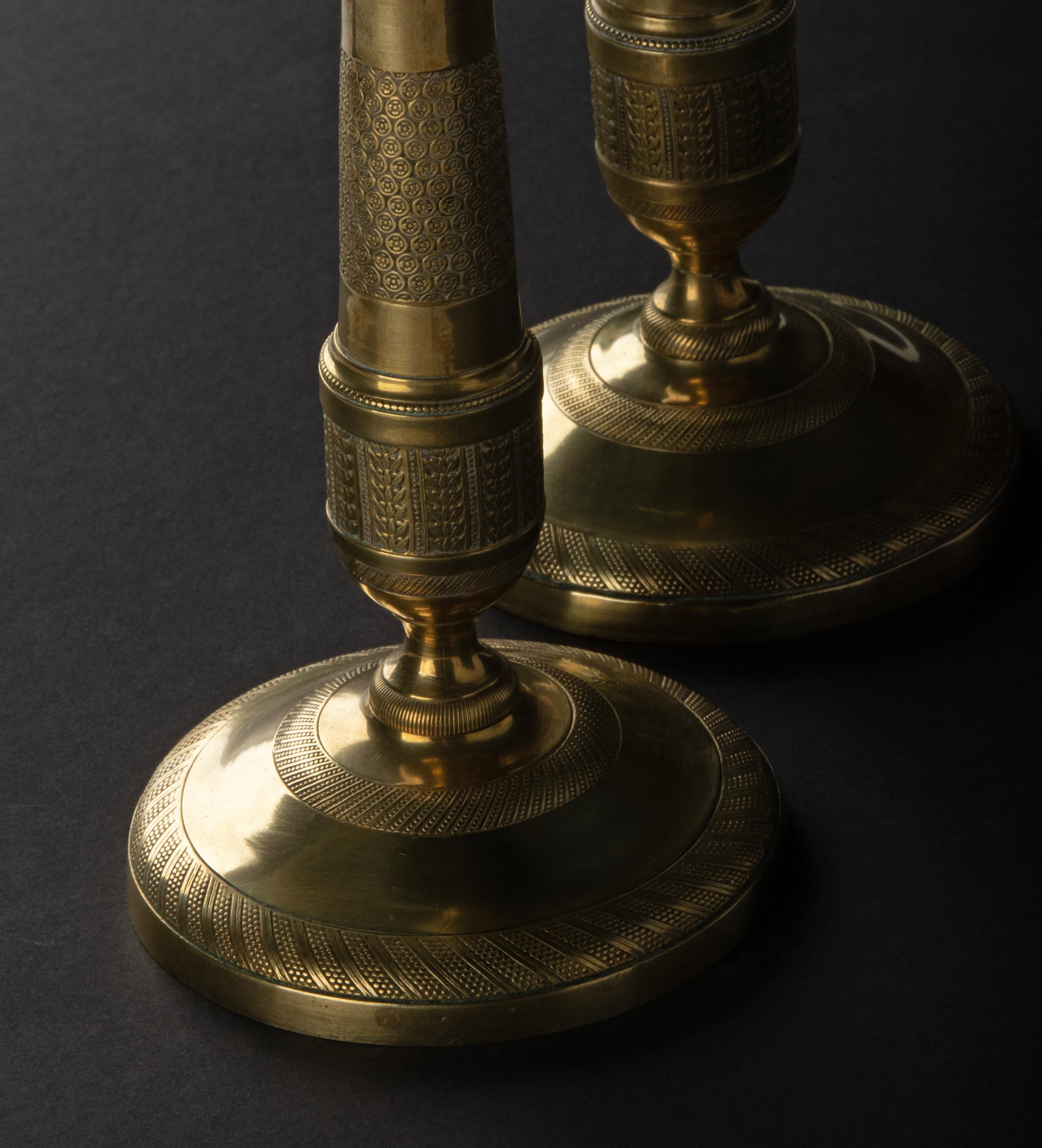 Ein Paar Kerzenständer aus Messing im Louis-XVI.-Stil des späten 19. Jahrhunderts im Angebot 6