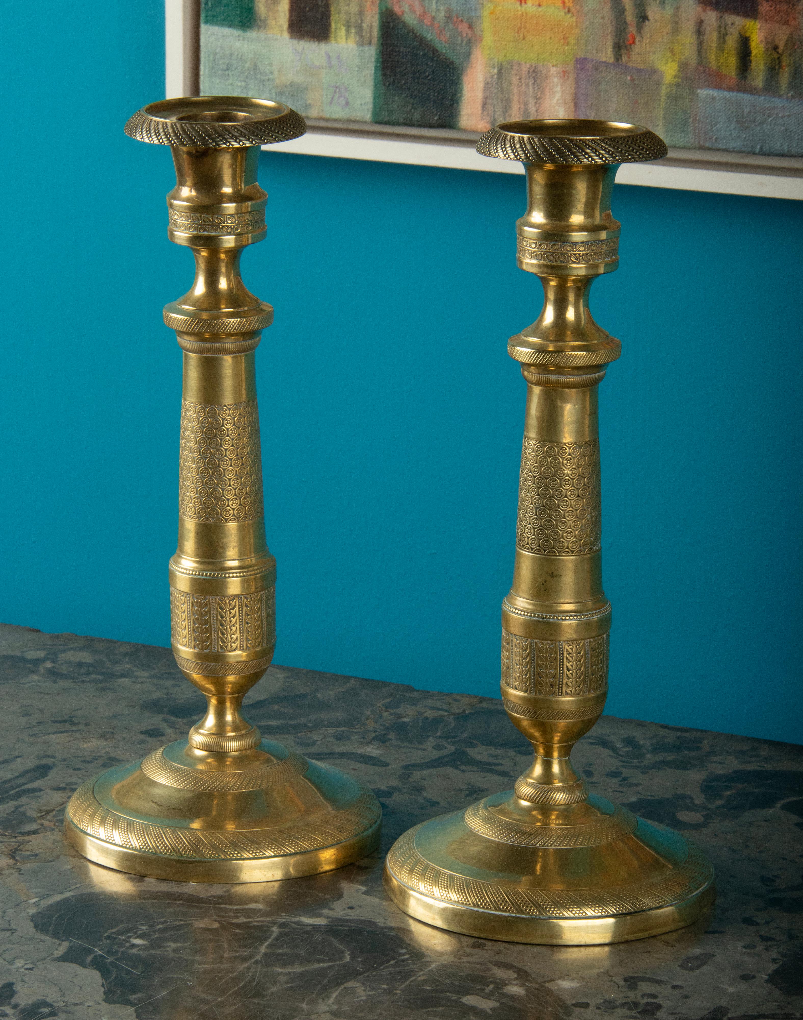 Ein Paar Kerzenständer aus Messing im Louis-XVI.-Stil des späten 19. Jahrhunderts im Angebot 5