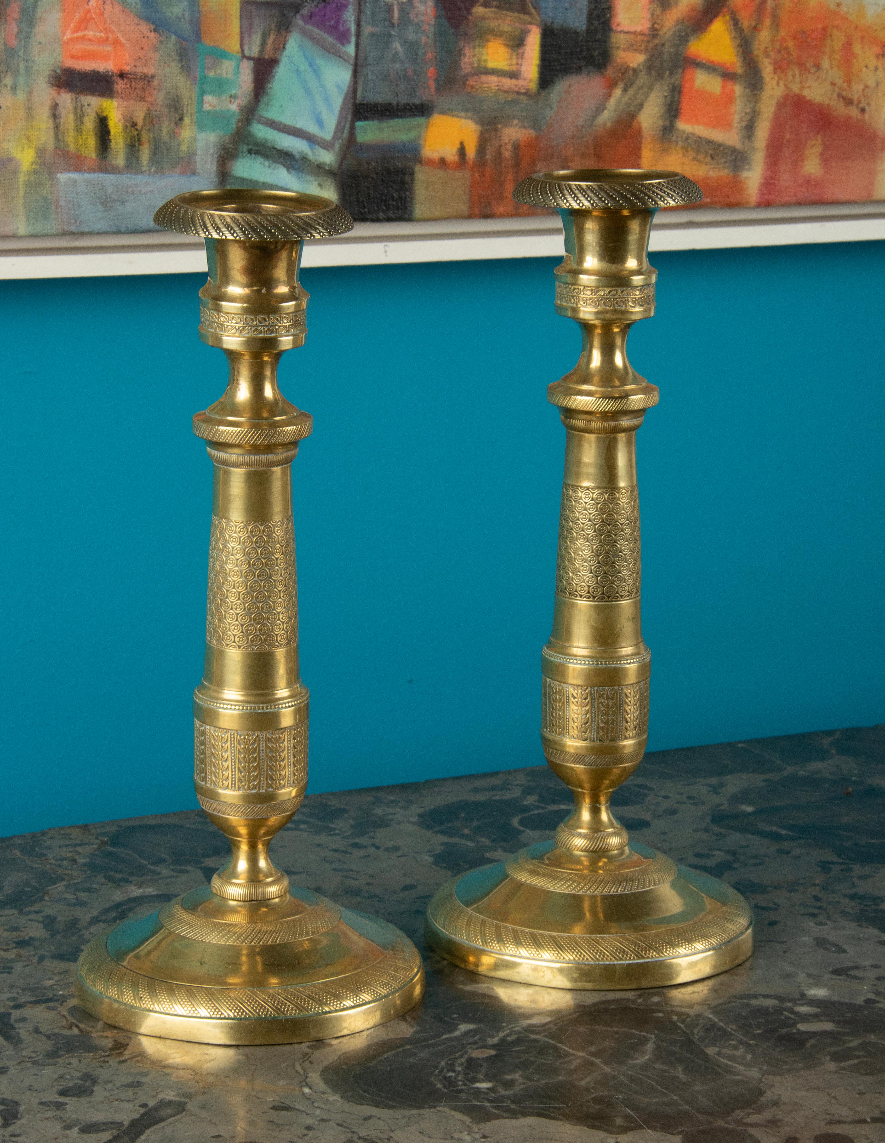 Ein Paar Kerzenständer aus Messing im Louis-XVI.-Stil des späten 19. Jahrhunderts im Angebot 9