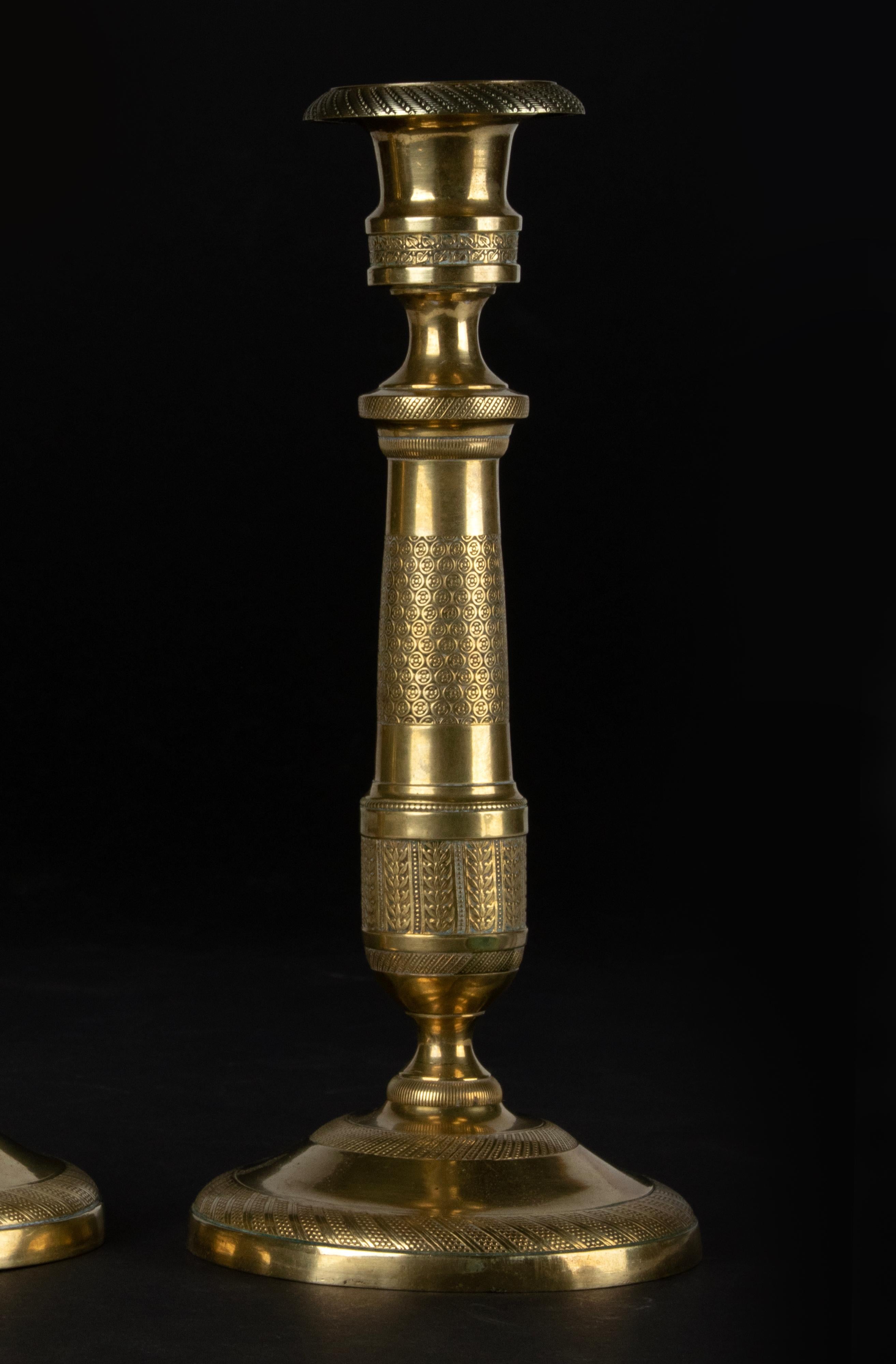 Fin du XIXe siècle Paire de chandeliers en laiton de style Louis XVI de la fin du XIXe siècle en vente