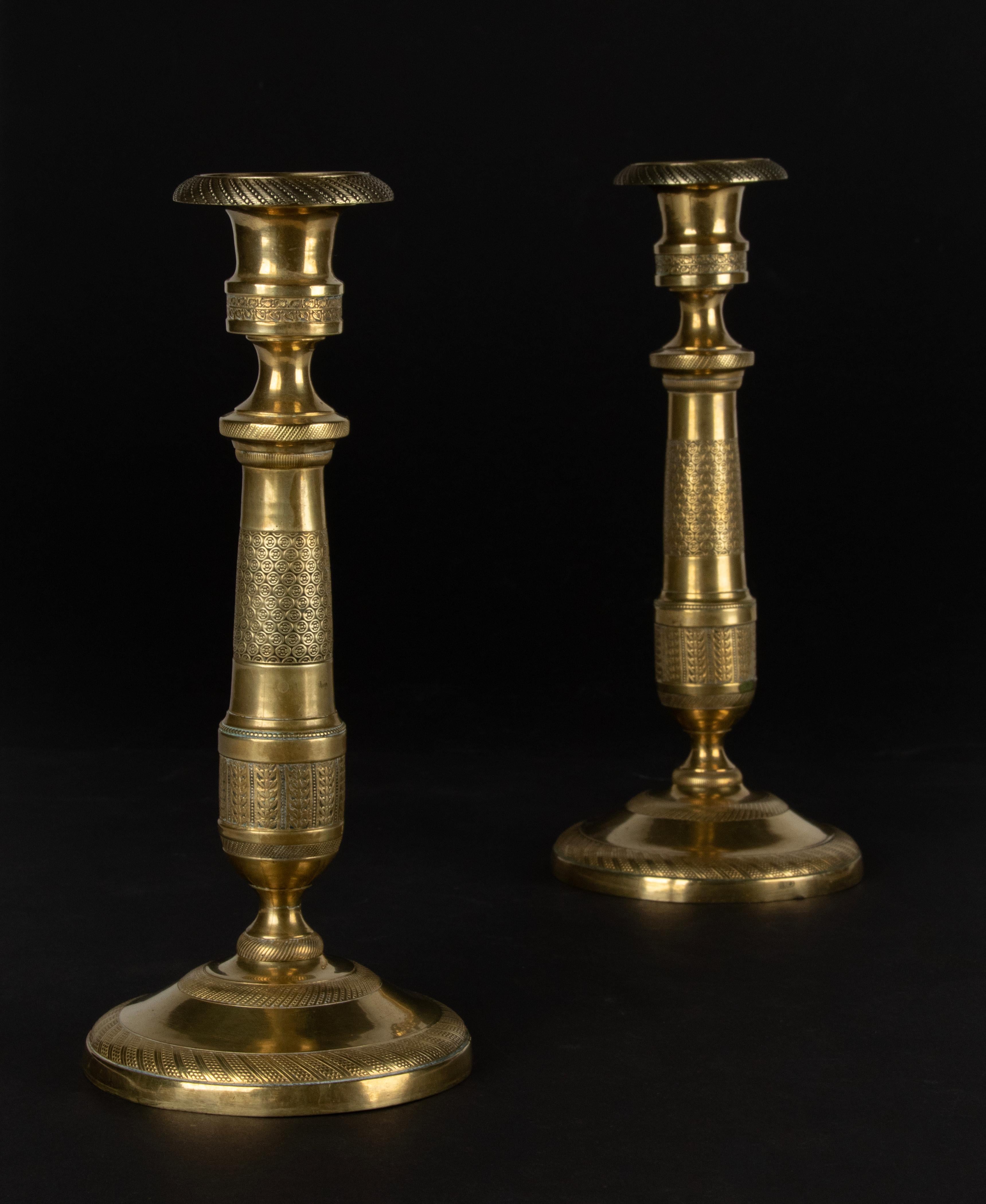 Ein Paar Kerzenständer aus Messing im Louis-XVI.-Stil des späten 19. Jahrhunderts (Spätes 19. Jahrhundert) im Angebot