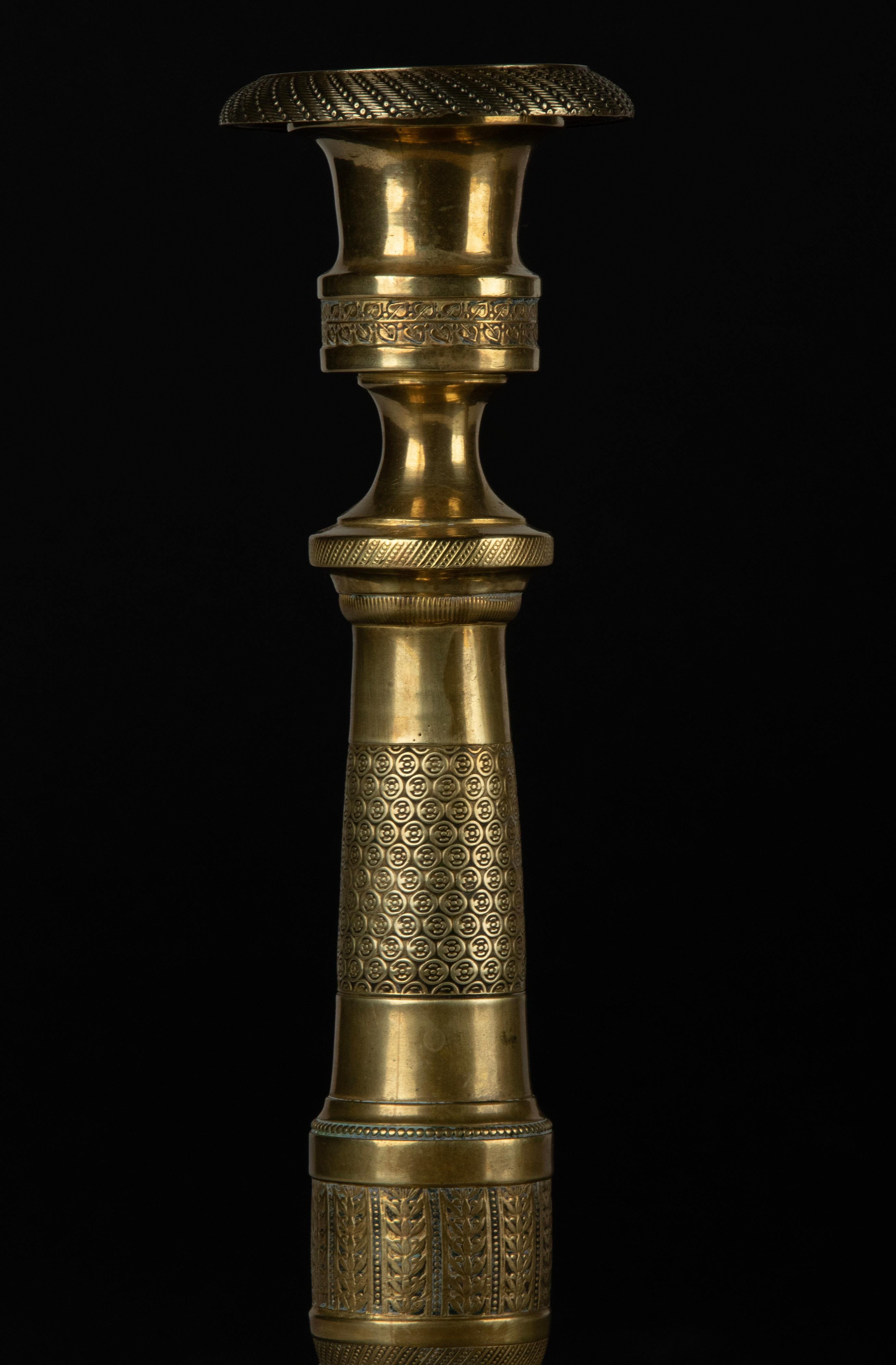 Paire de chandeliers en laiton de style Louis XVI de la fin du XIXe siècle en vente 1