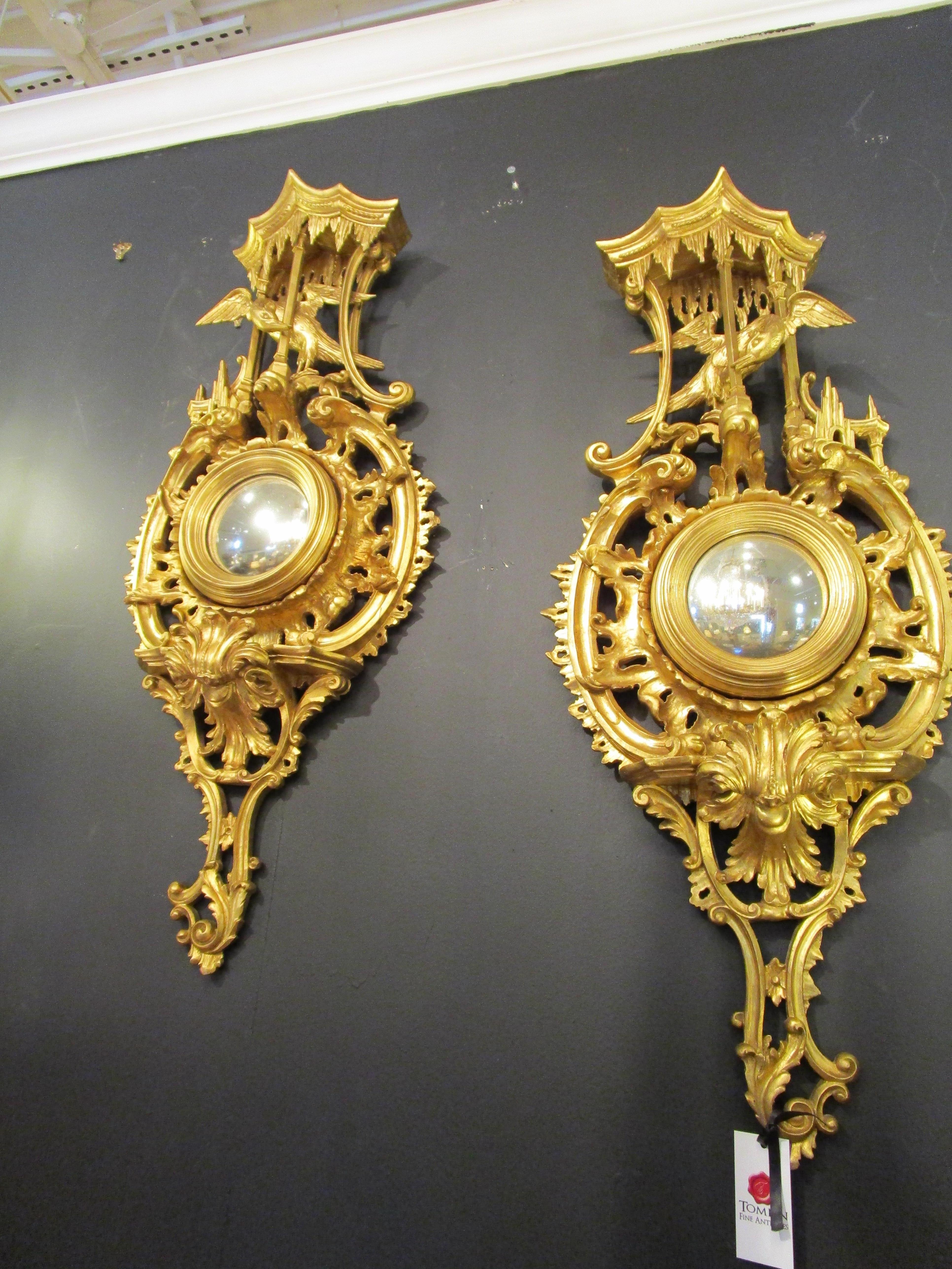 Paar geschnitzte und vergoldete konvexe Chinoiserie-Spiegel des späten 19. Jahrhunderts 1