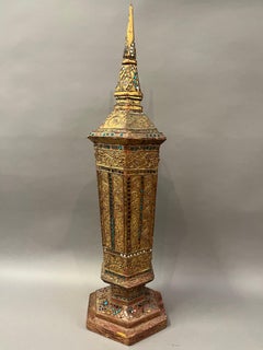 Coppia di urne esagonali dorate e intarsiate thailandesi della fine del XIX secolo