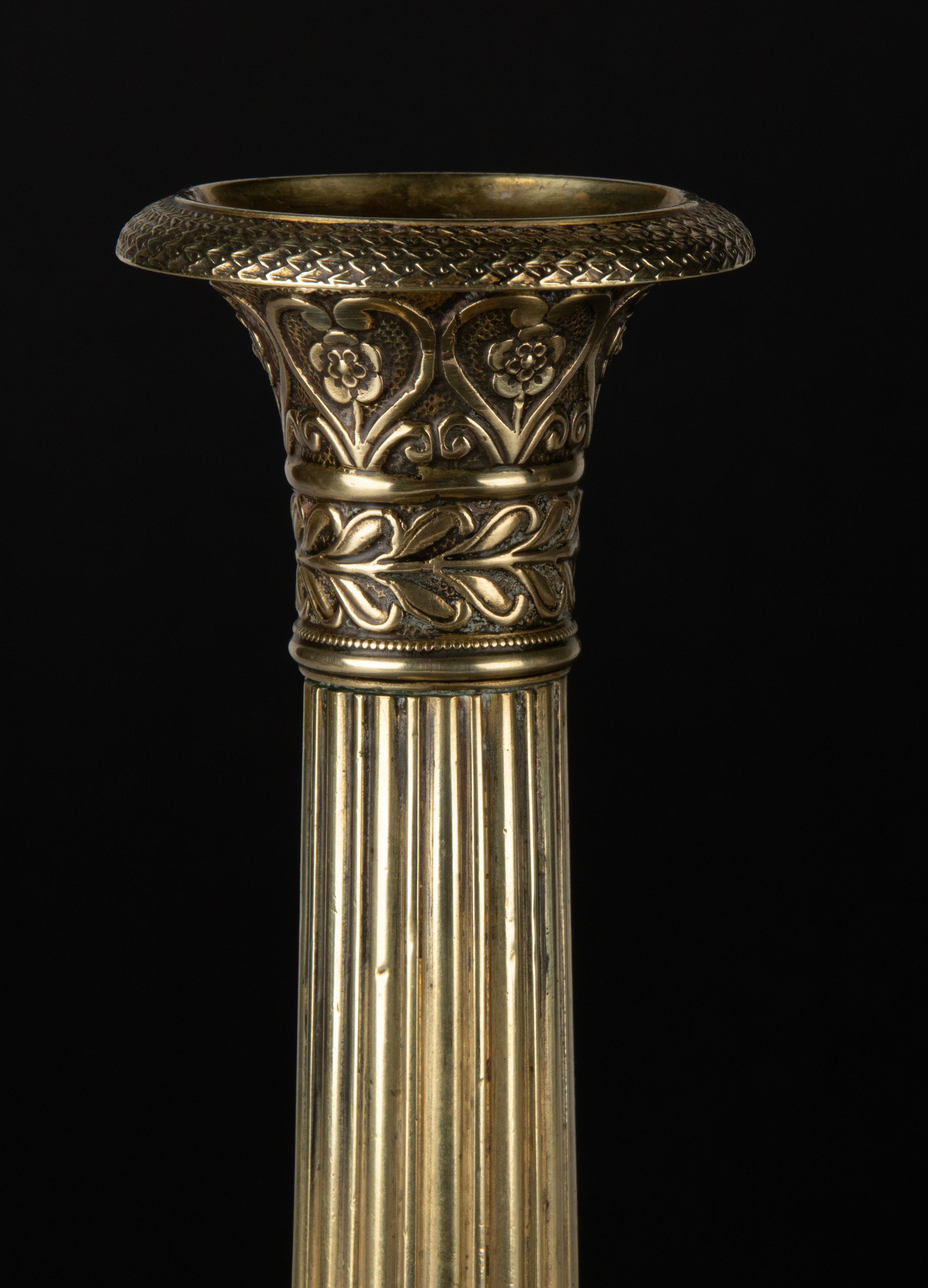 Paar Kerzenleuchter im Empire-Stil des späten 19. Jahrhunderts aus Messing im Angebot 1