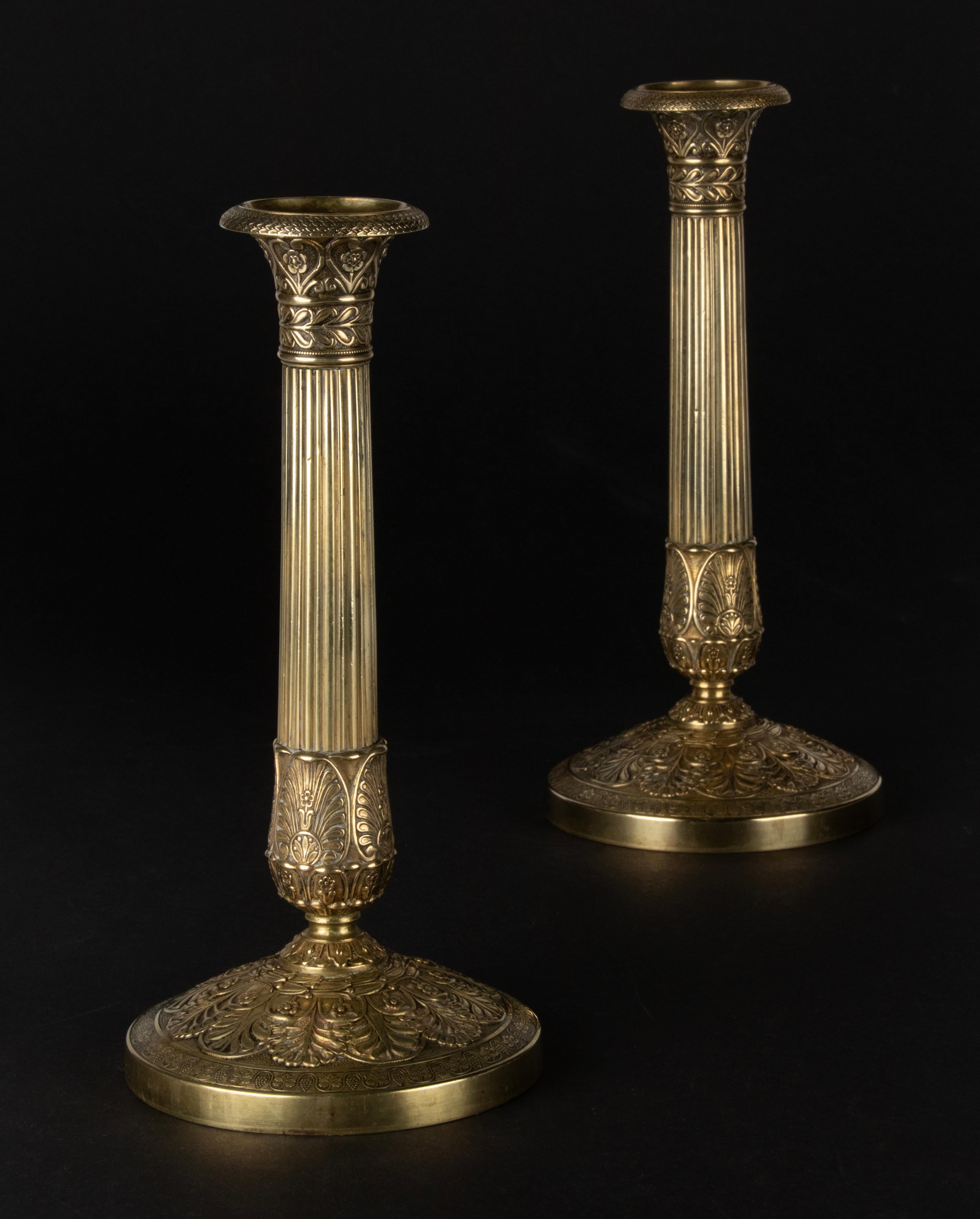 Paar Kerzenleuchter im Empire-Stil des späten 19. Jahrhunderts aus Messing im Angebot 6