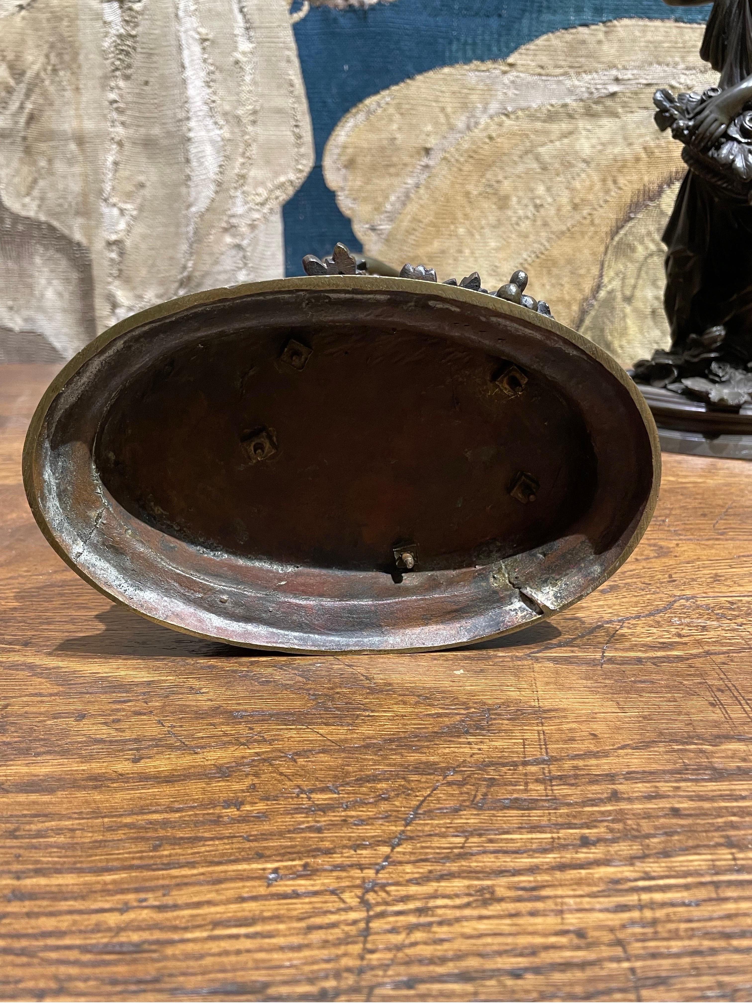 Coppia di figure allegoriche di autunno e primavera in bronzo francese della fine del XIX secolo in vendita 7