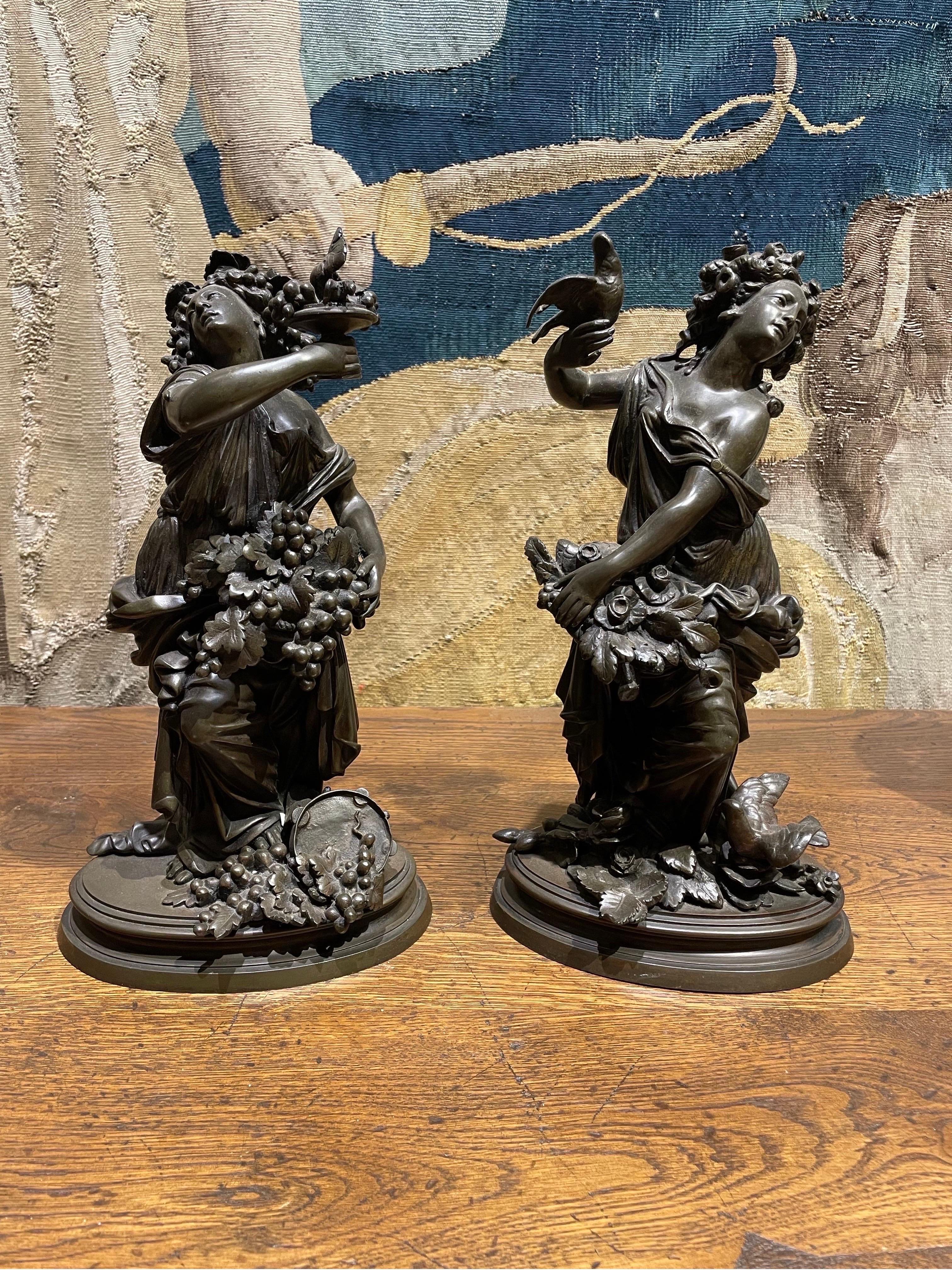 Calco Coppia di figure allegoriche di autunno e primavera in bronzo francese della fine del XIX secolo in vendita