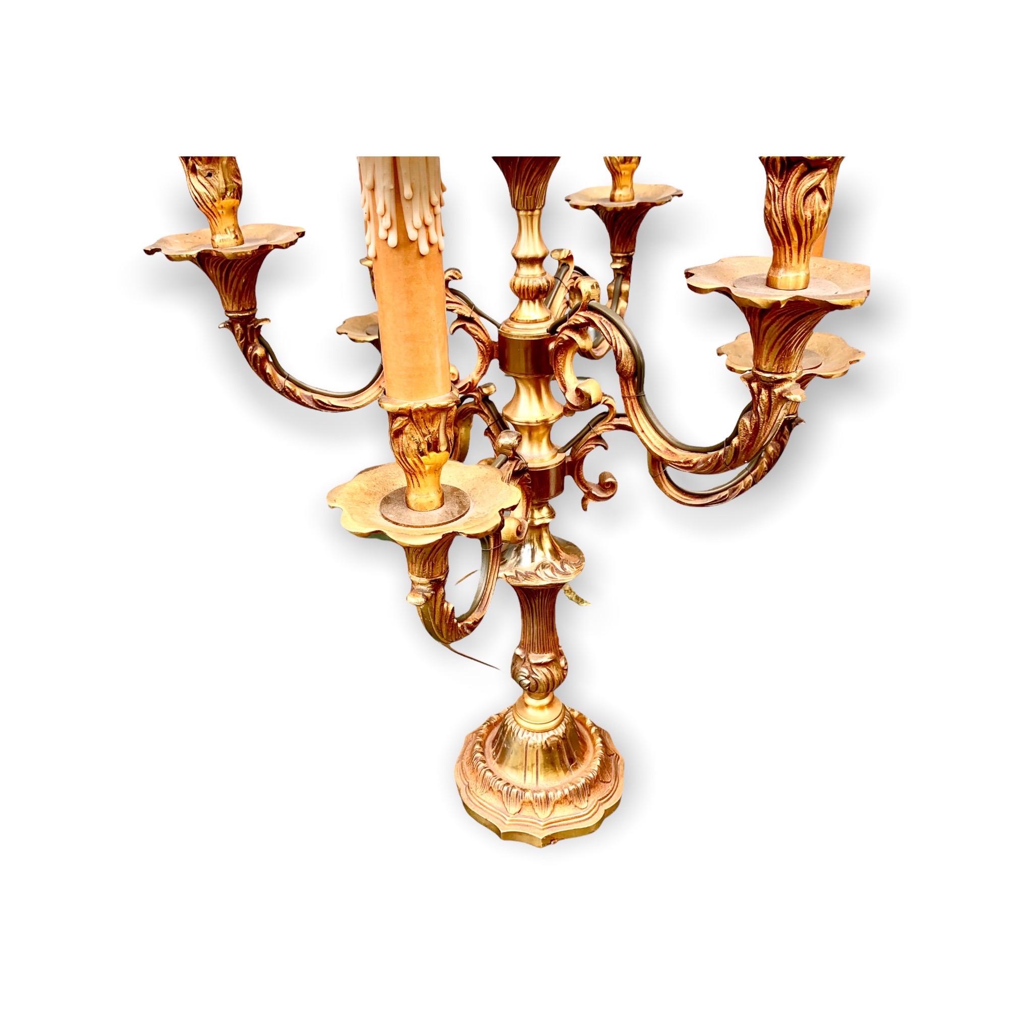 Paar französische siebenflammige Kandelaber aus vergoldeter Bronze des späten 19. Jahrhunderts im Angebot 4