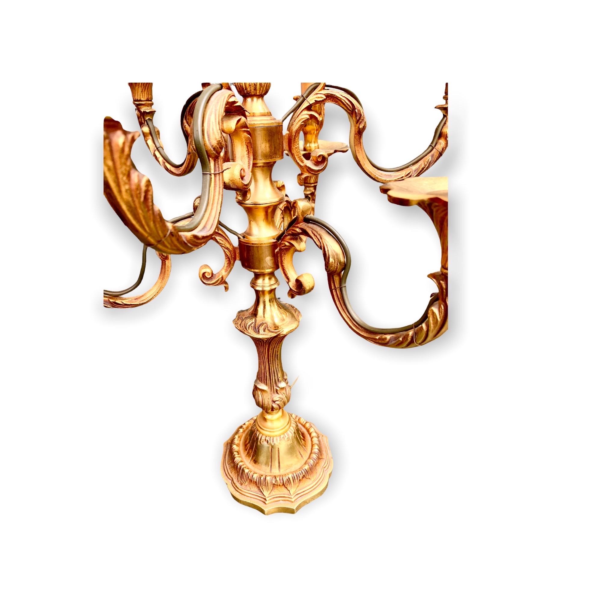 Paar französische siebenflammige Kandelaber aus vergoldeter Bronze des späten 19. Jahrhunderts im Angebot 1
