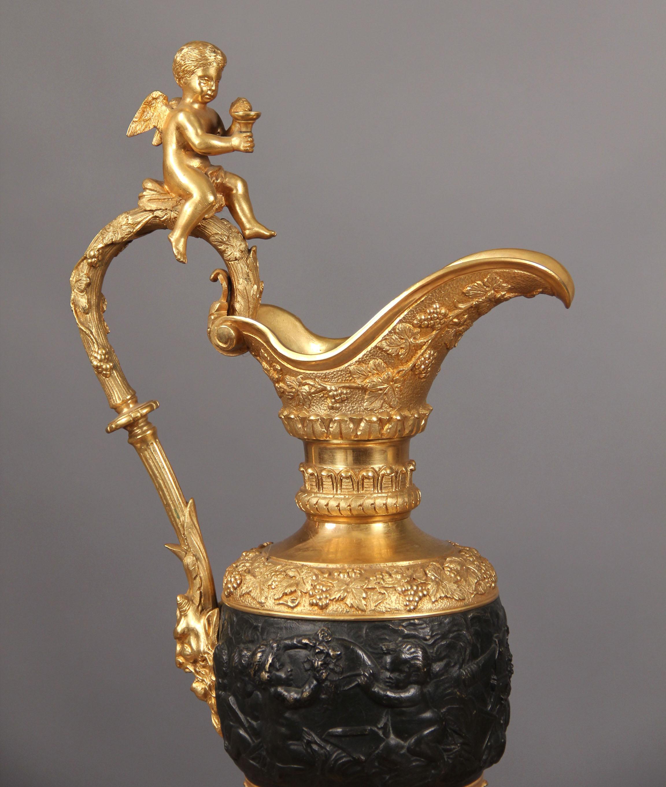 Belle Époque Paire d'aiguières de la fin du XIXe siècle en bronze doré et bronze patiné en vente