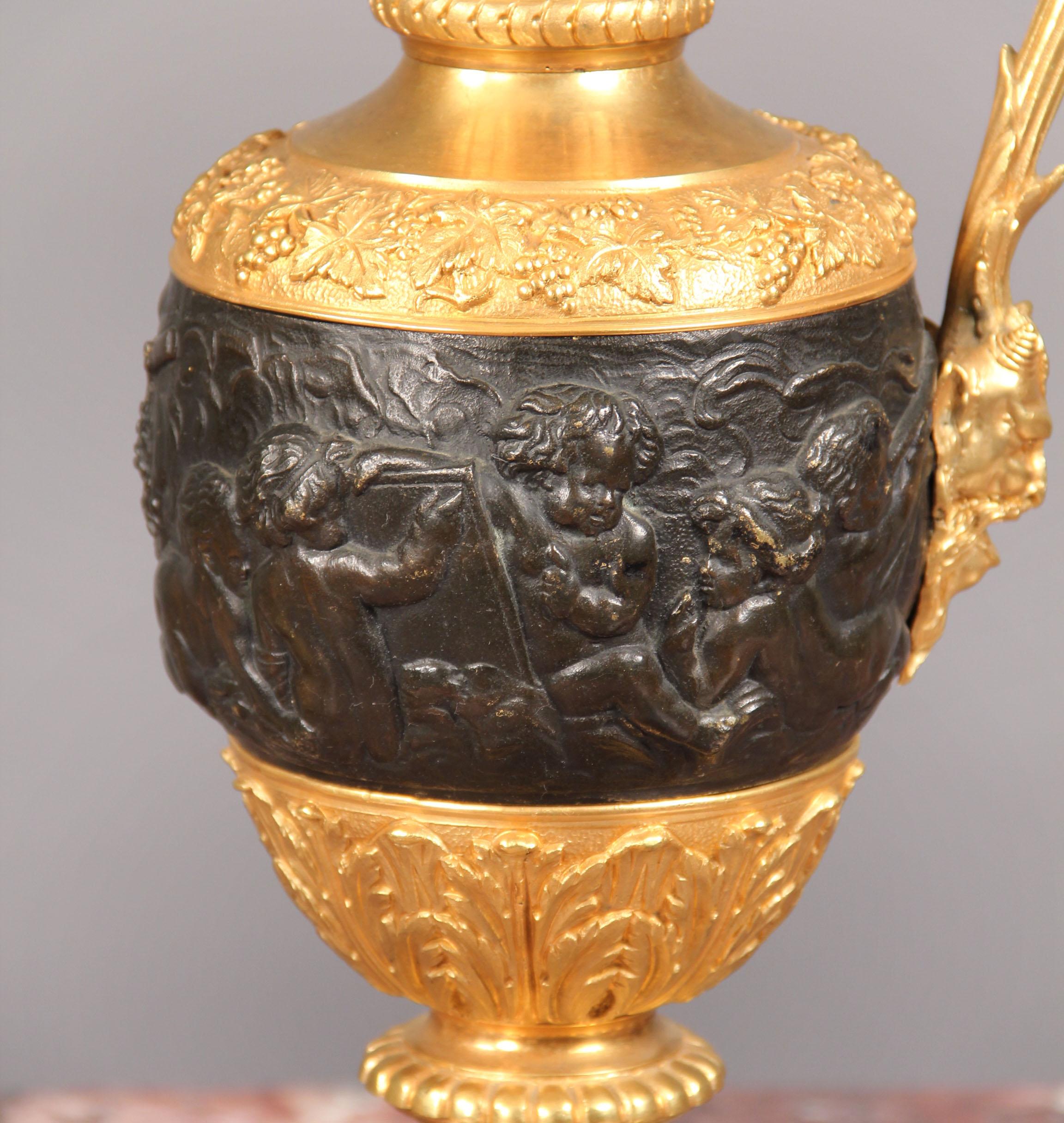 Français Paire d'aiguières de la fin du XIXe siècle en bronze doré et bronze patiné en vente