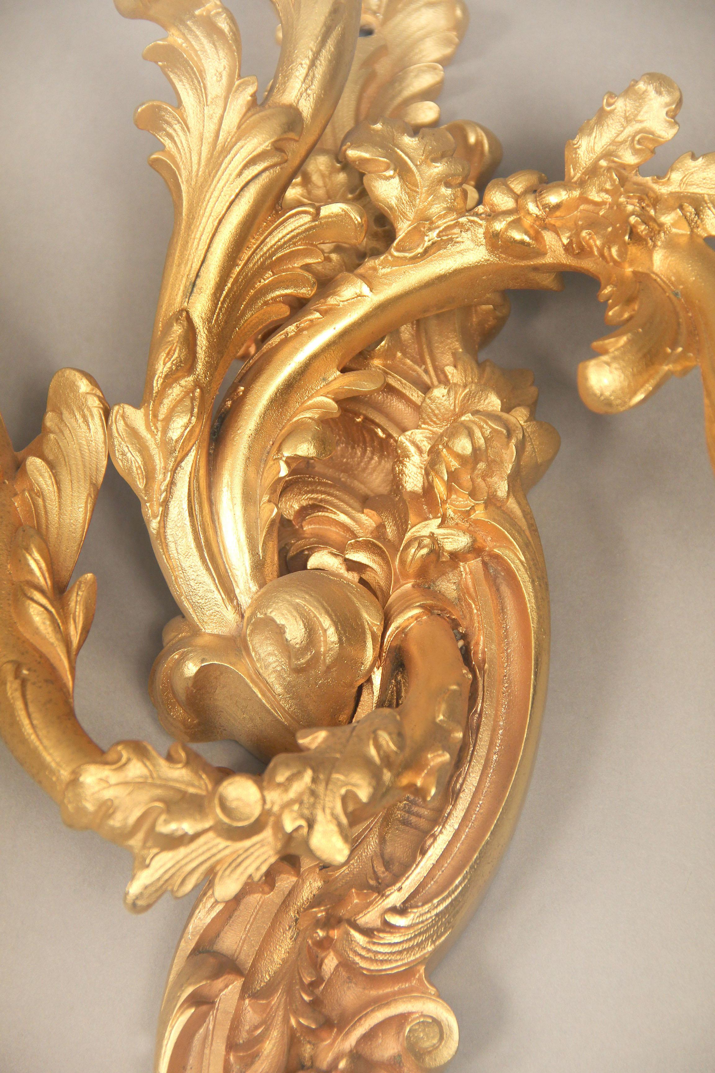 Zwei dreiflammige Wandleuchter aus vergoldeter Bronze aus dem späten 19. Jahrhundert (Vergoldet) im Angebot