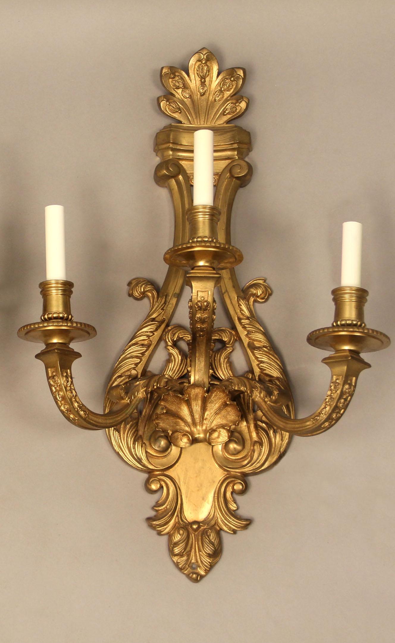 Ein Paar dreiflammige Wandleuchter aus vergoldeter Bronze des späten 19. (Französisch) im Angebot