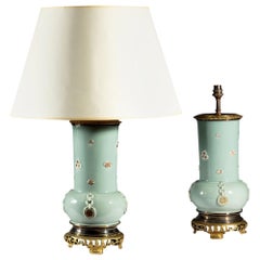 Paire de vases céladon japonais de la fin du XIXe siècle utilisés comme lampes de table avec supports