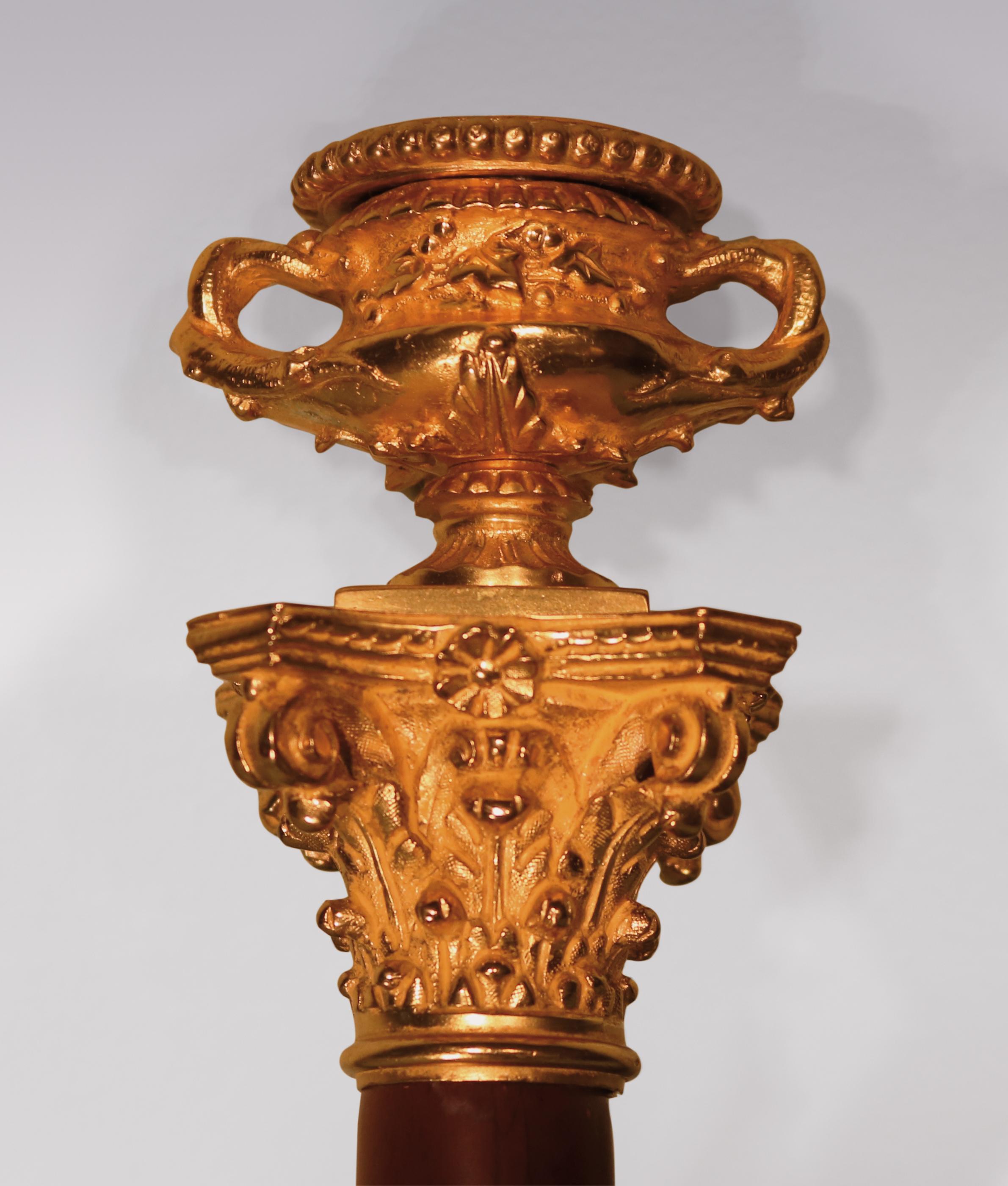 Apogée victorien Paire de chandeliers en bronze doré et marbre de la fin du XIXe siècle en vente