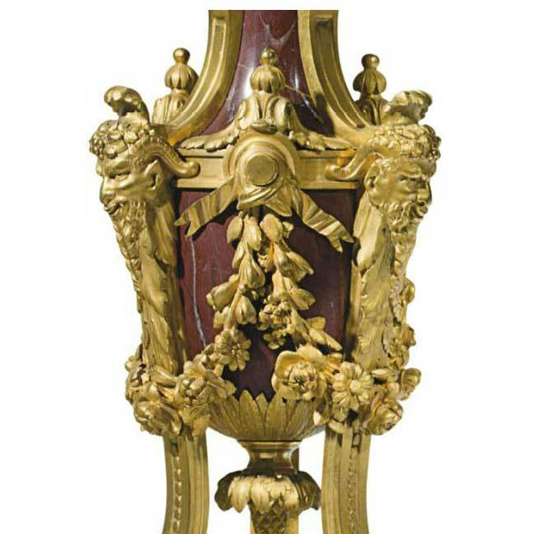 Français Paire de candélabres à dix lumières en bronze doré et marbre rouge de la fin du XIXe siècle en vente