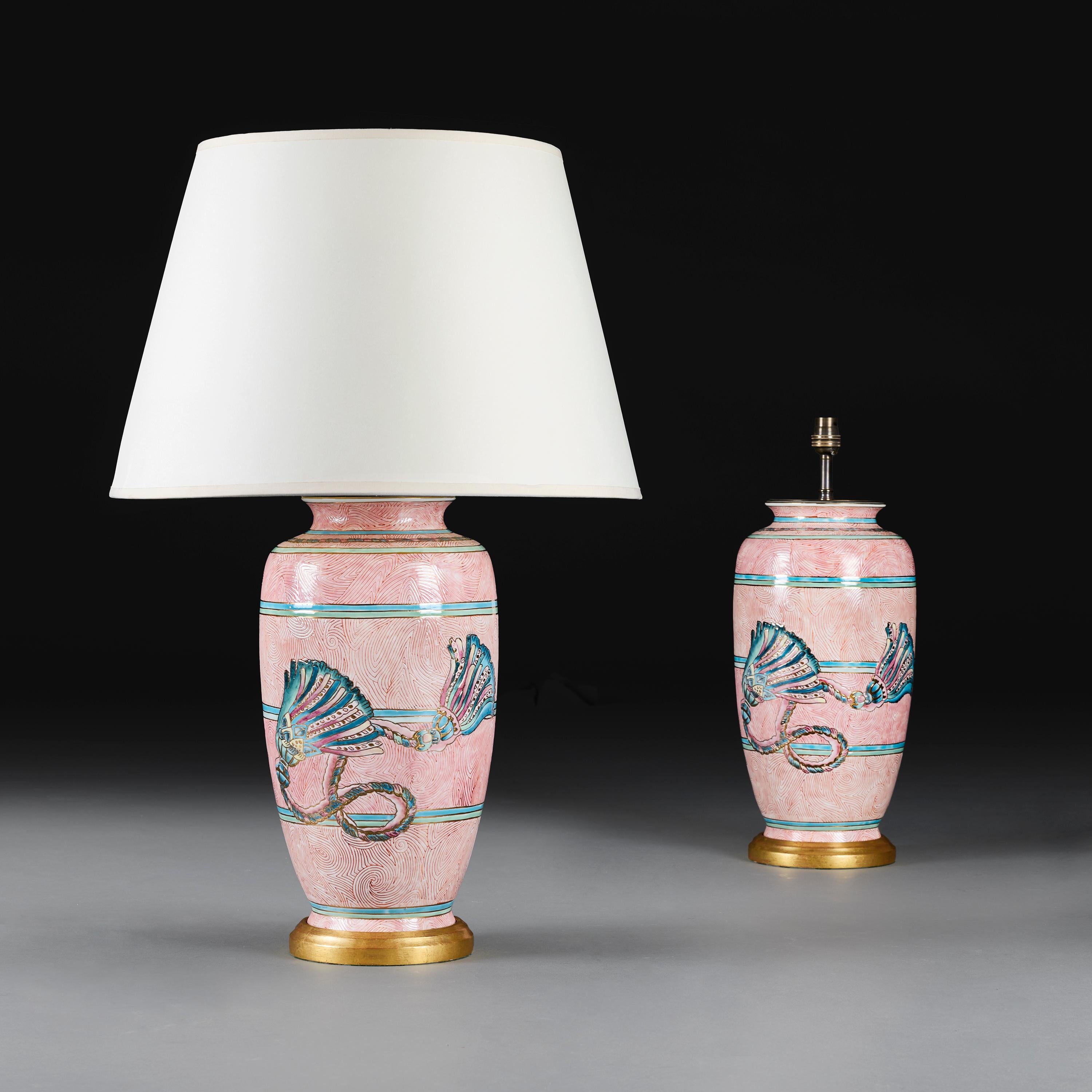 Cina, circa 1890.

Una rara coppia di vasi a balaustro cinesi della fine del XIX secolo, decorati con decorazioni a pettine stilizzate e due nappe, cotti su un fondo rosa con bande orizzontali turchesi, ora montati come lampade con basi in legno