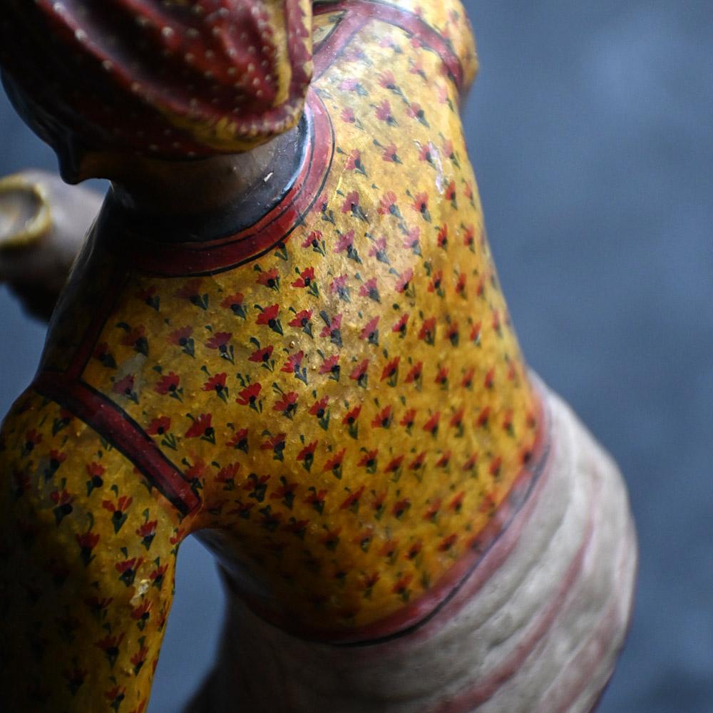 Paar polychrom bemalte indische Holzfiguren aus dem späten 19. Jahrhundert im Angebot 2