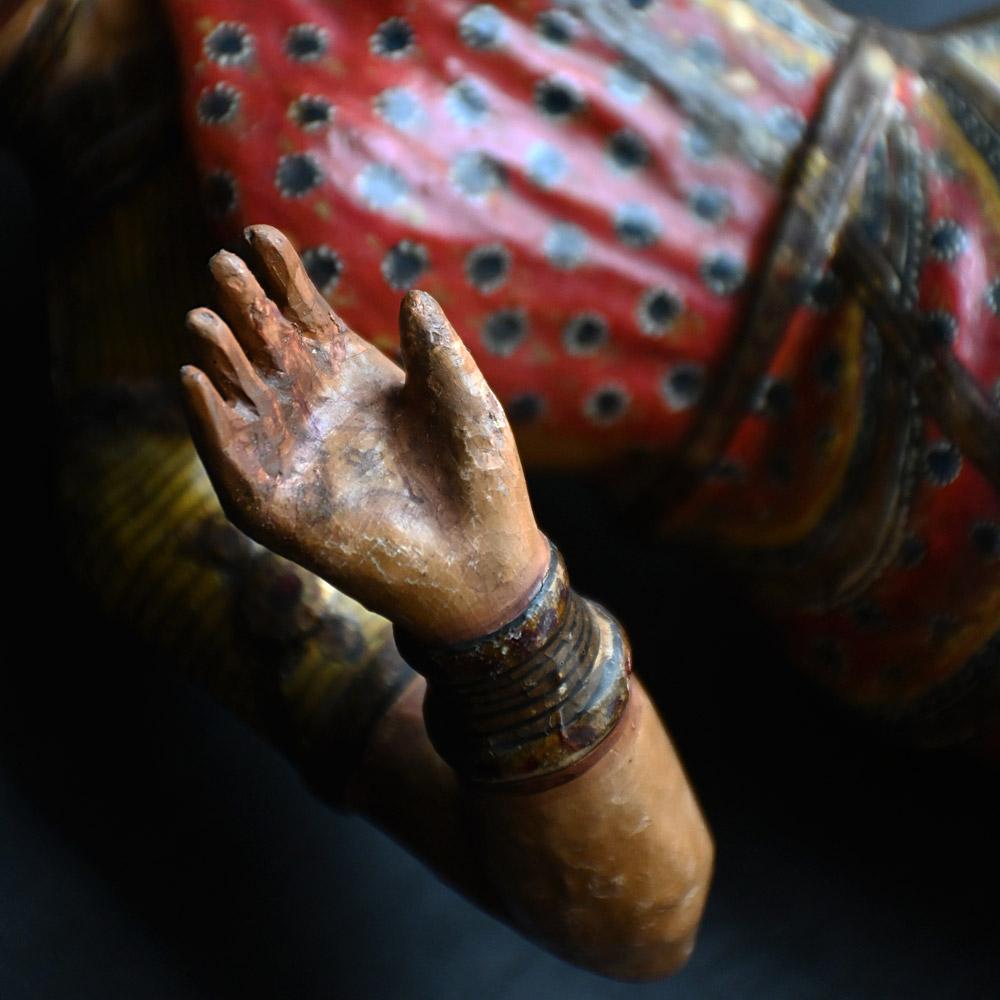 Paar polychrom bemalte indische Holzfiguren aus dem späten 19. Jahrhundert im Angebot 3