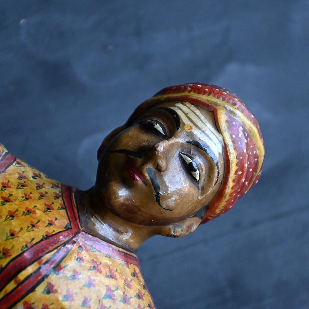Paar polychrom bemalte indische Holzfiguren aus dem späten 19. Jahrhundert im Angebot 4